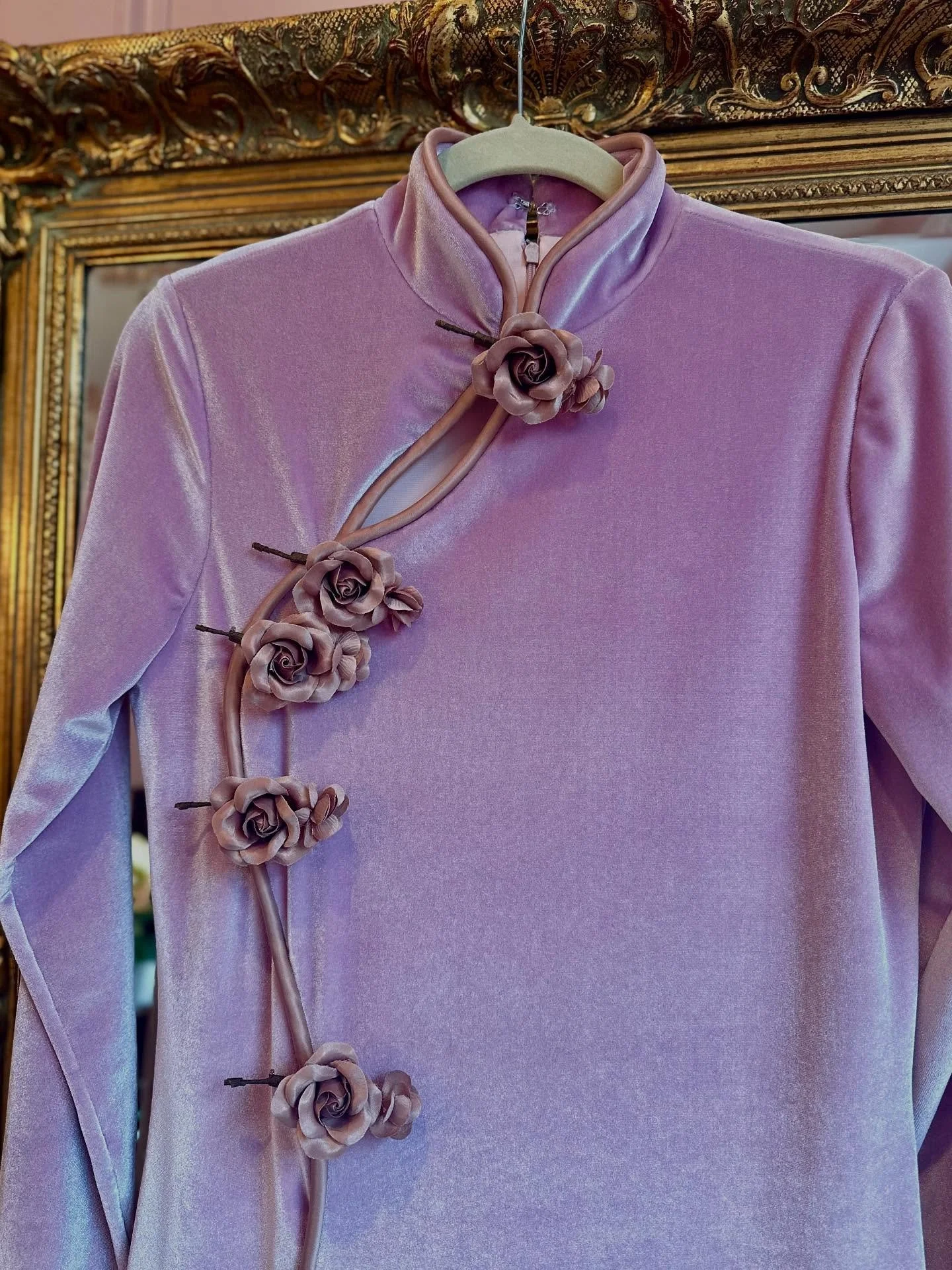 Since we haven&rsquo;t quite yet reached triple digits today, I feel somewhat comfortable posting about velvet. A floor length, high neck, long sleeved, velvet dress to be exact! It&rsquo;s time to share this beauty 🌹

This Cheongsam 旗袍 inspired dre