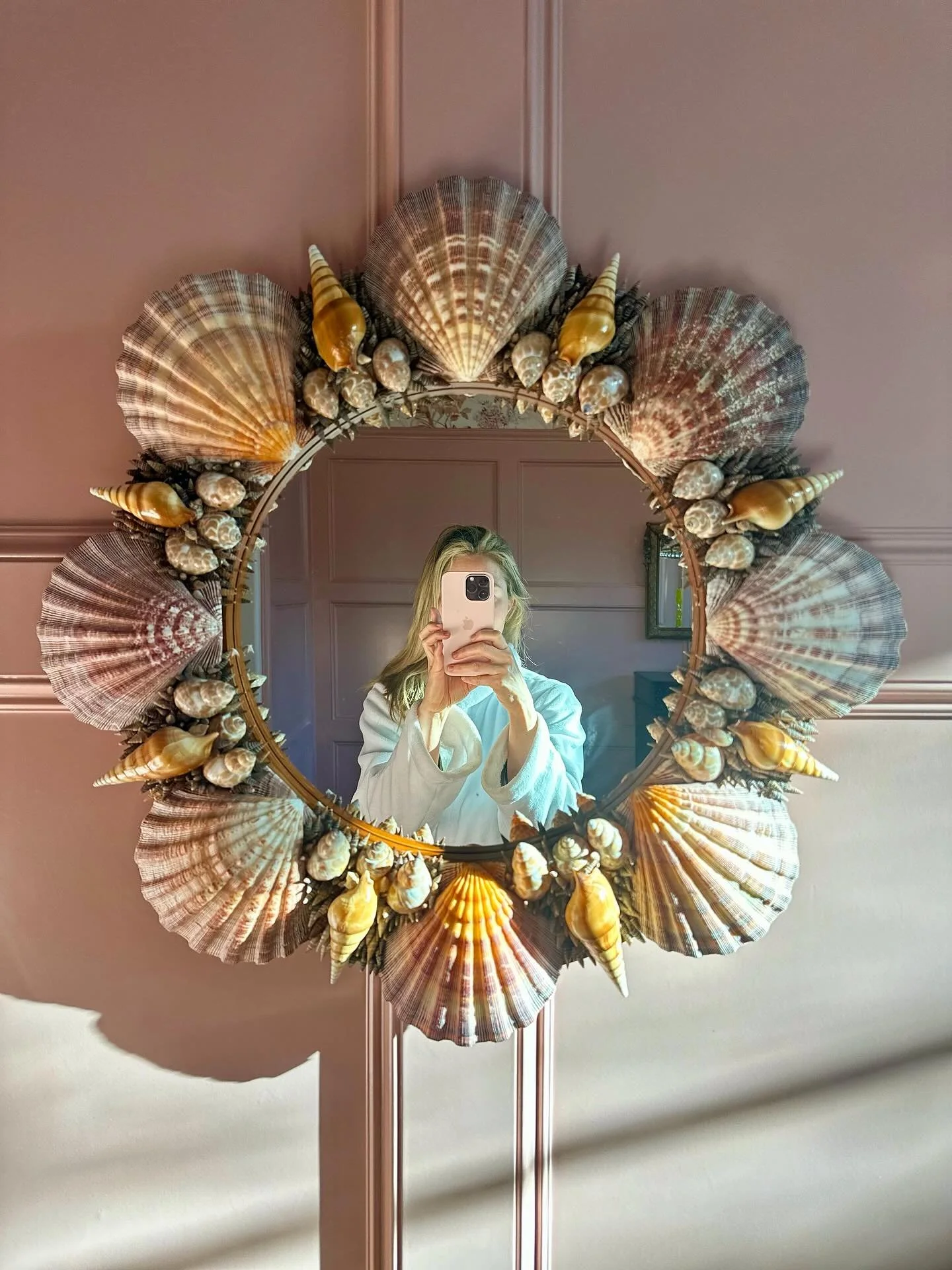 I&rsquo;m a sucker for sea shells! 🐚🐚🐚
This lovely lady is a showstopper perched right above the tequila!
Her warm tones and pink hues fit perfectly in the pink dining room. 

I discovered this beauty in one of my favorite Dallas Antique Malls &he