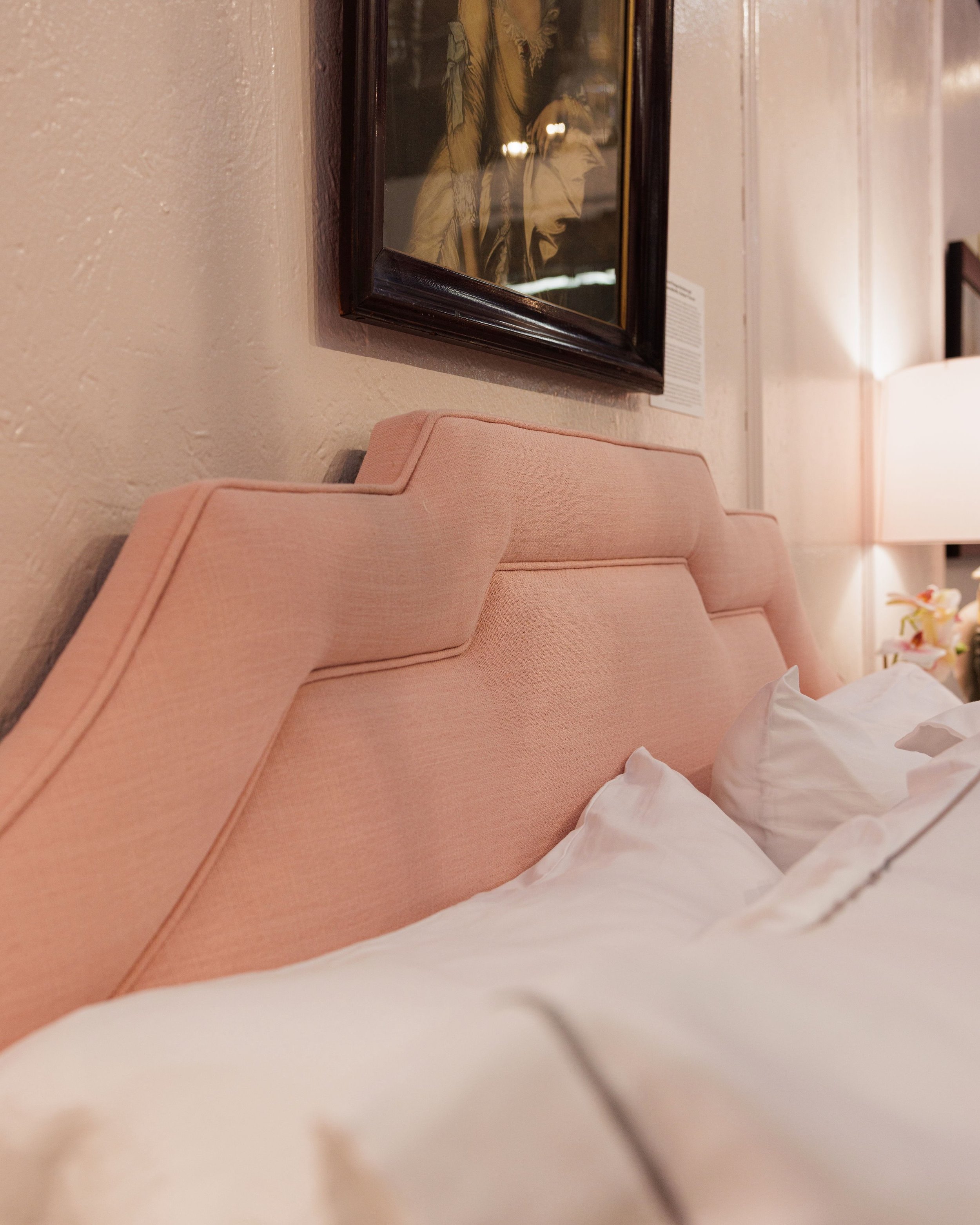 There&rsquo;s nothing better than an upholstered headboard ☁️☁️☁️
An added element of cushion, comfort, and style! 
Meet the Rose Manor Notched Headboard - a bespoke beauty without the boutique wait. This full-size headboard features an architectural