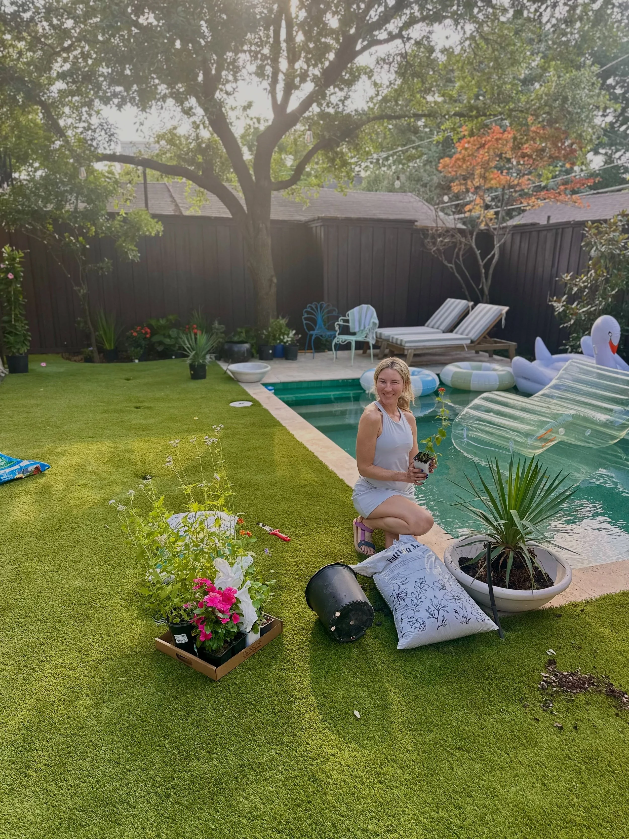 How to WOK! (Pot)🪴🪏🌷
You may have noticed these sleek shaped pots at resorts, outdoor malls, or golf courses. Usually very large in size and filled with an assortment of succulents, flowers, and palms! 

Well, there is a reason! These planters are