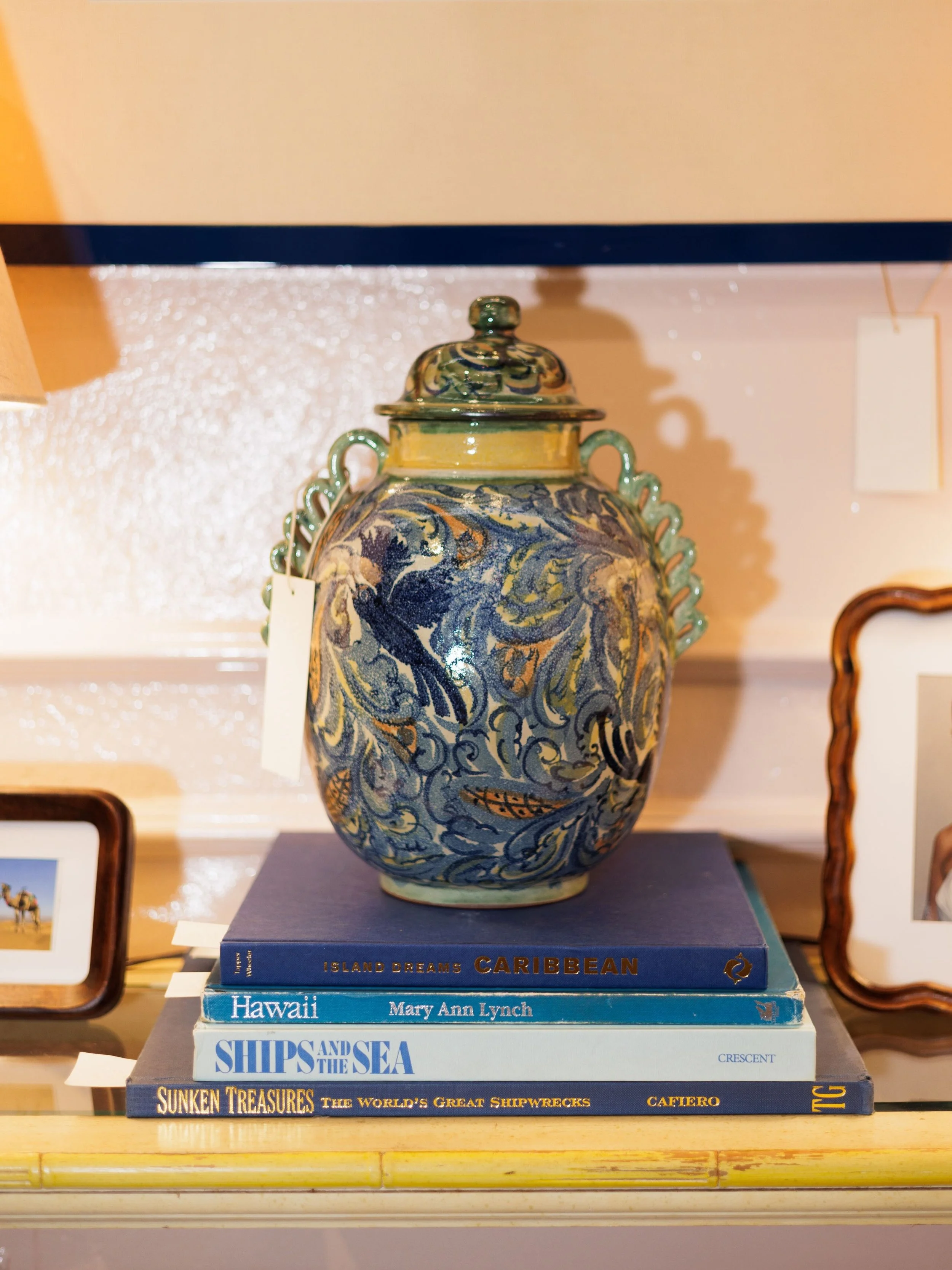 In LOVE with this hand-painted studio pottery urn by renowned Guanajuato, Mexico artist Javier de Jes&uacute;s Hern&aacute;ndez Mart&iacute;nez, affectionately known as &lsquo;Capelo&rsquo;. 🕊️

Handcrafted in Guanajuato, Mexico, this gorgeous hand 