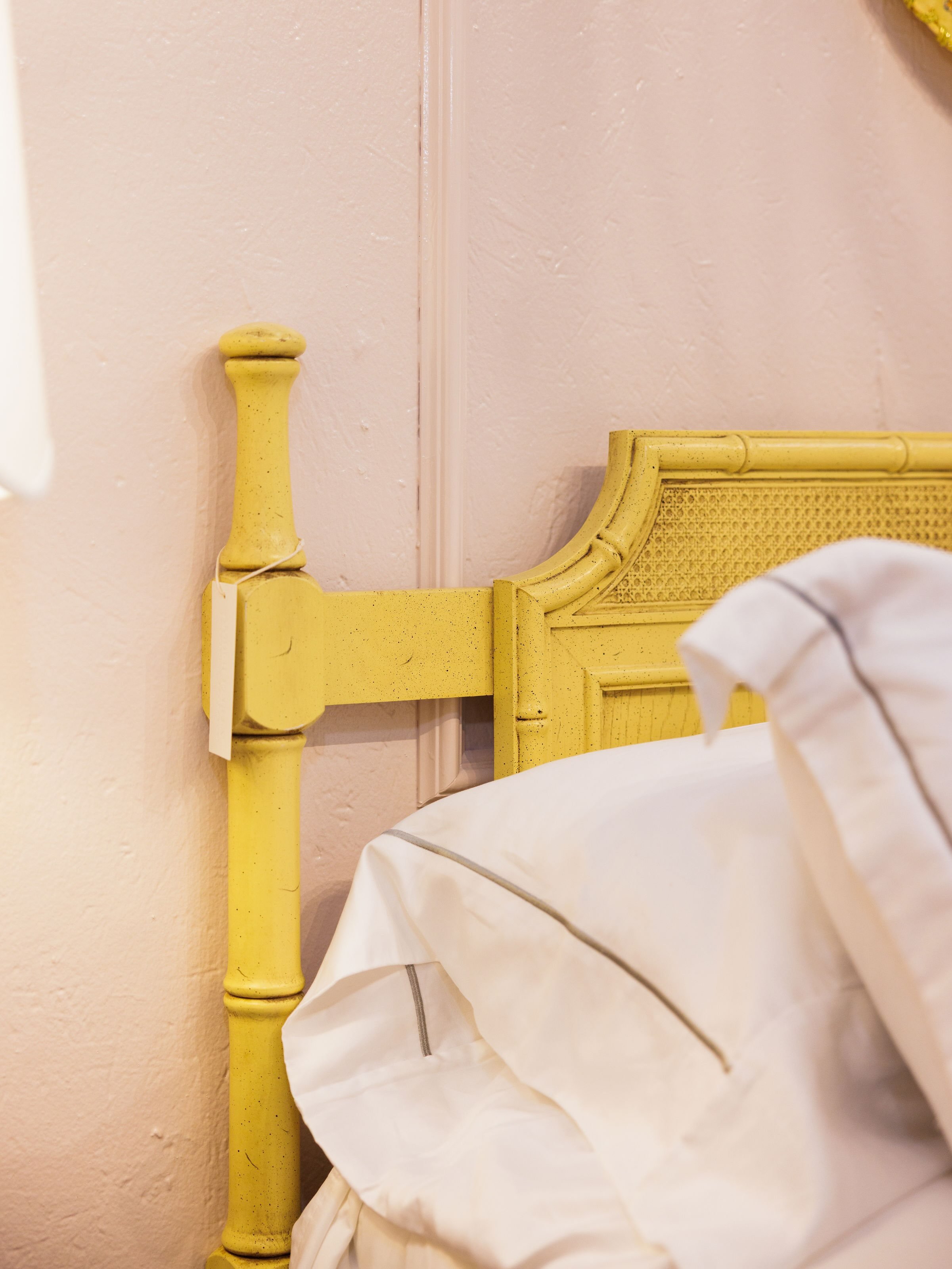 💛🌴I love this headboard! So vintage, but forever a classic. 
And this color &hellip; sunny, happy, quite delightful. 
Give your home or beach house a tropical retro upgrade! 

🏷️ Vintage Kemp Faux Bamboo &amp; Cane Full-Size Headboard - Bring sunn