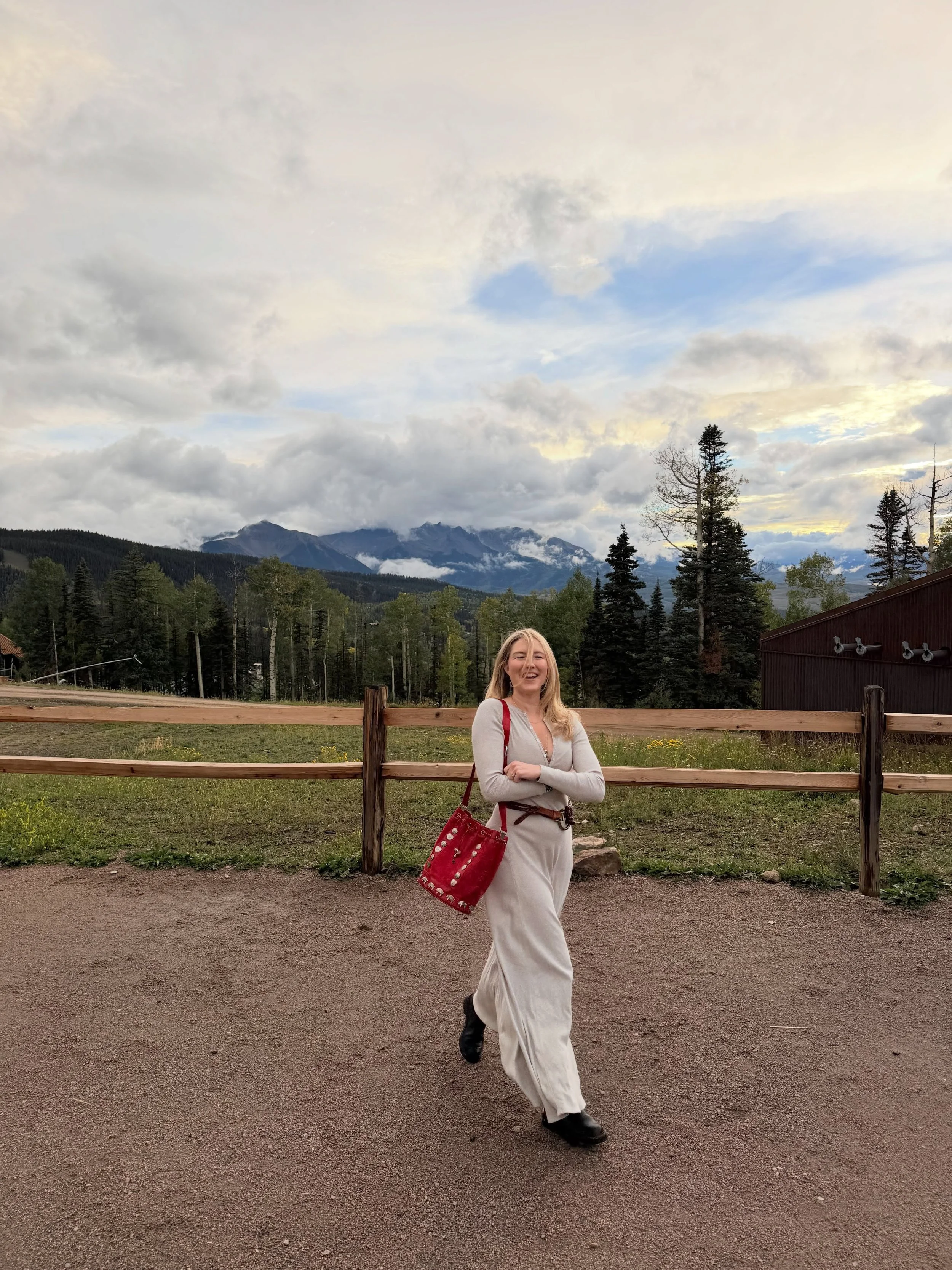 Travel Style File 📔 A September weekend getaway to Telluride Colorado was a nice reprieve from the absolutely maddening Texas triple digit heat. Cool temps, fresh mountain air, nature, hiking, live music &hellip; what more could you ask for?! 🏔️

B