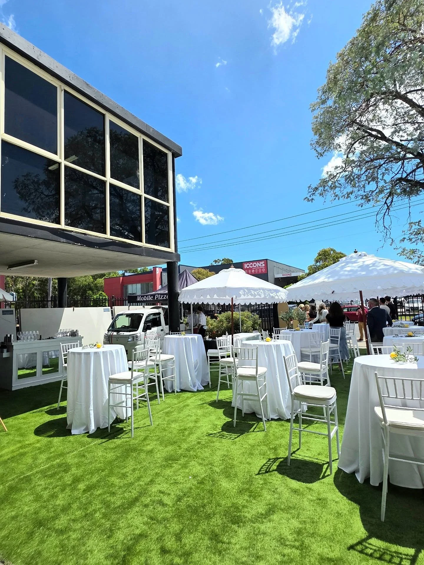 A beautiful Friday sunny afternoon cocktail party for @studio.porcelain . 
Enquire with us for your next event or corporate function. Get your quick quote today!!
#EveryDropIsArt
#SydneyMobileBars
#FunkyCocktailGlasses
#ChampagneTowerSydney