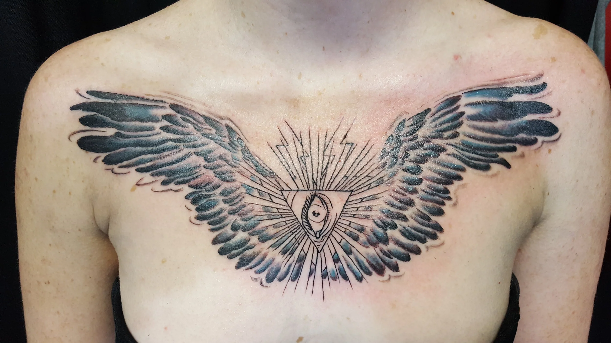 All seeing eye and wings