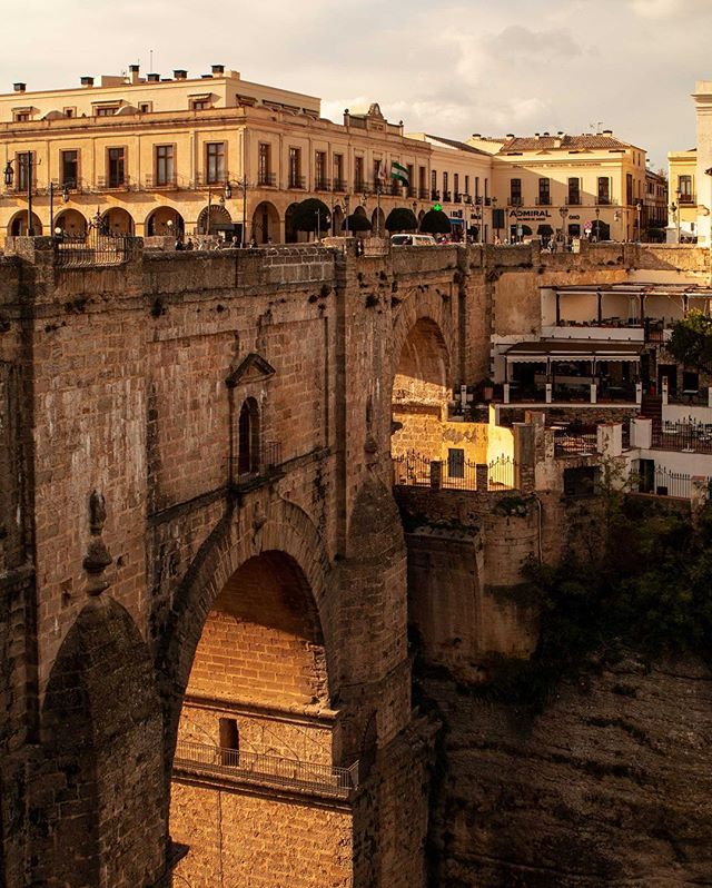 La Puente Nuevo - Quick facts: The largest and newest of the three bridges that splits the town of Ronda in two. ⠀
⠀
Building started in 1759 and ended in 1793. The architect was a man by the name of Jos&eacute; Martin de Aldehuela. ⠀
⠀
This beautifu