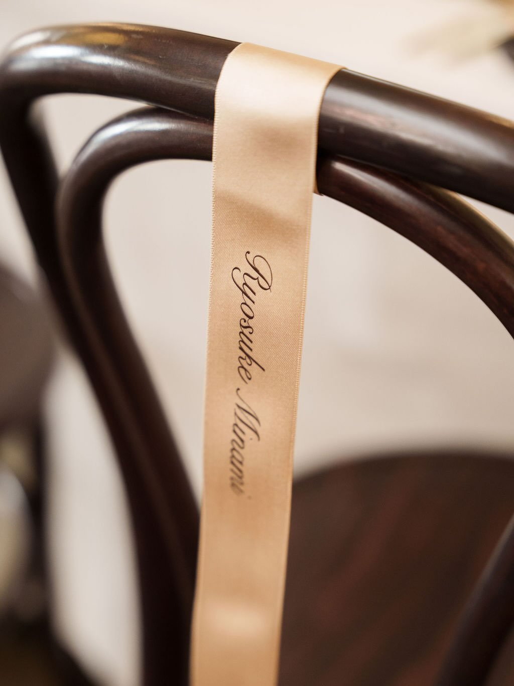 Simple &amp; elegant take on the ribbon place card. Works beautifully with these bentwood chairs!🤎

Conceptual planning, styling &amp; decor @pearl.creative.styling 
Stationery, calligraphy &amp; custom illustrated napkins @luckynotedesign 
Florals 