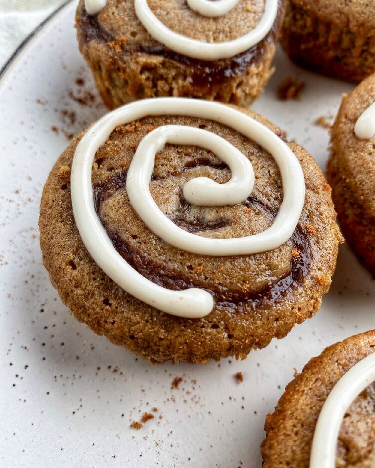 wholesome banana cinni roll muffins 🤍

they&rsquo;re super yummy, easy &amp; they&rsquo;re cute as heck ☺️ for way too long i was afraid of bananas &amp; oats because ~carbs &amp; sugars~. It&rsquo;s funny how diet culture can even make us afraid of
