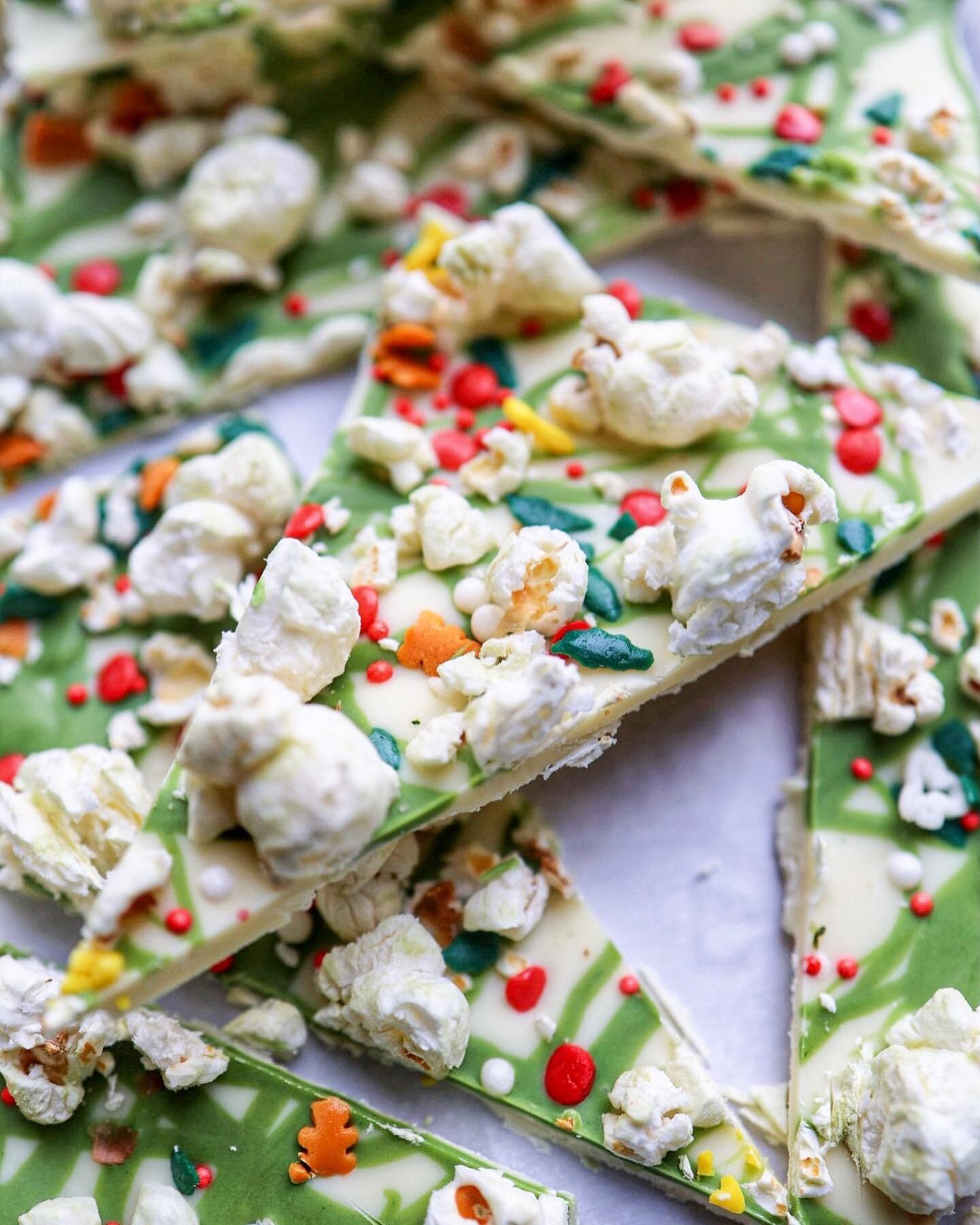 the easiest white chocolate matcha christmas bark! 🎄🤍

these are just so fun to make &amp; so prettyyyy. you only need like 5 minutes &amp; a handful of ingredients!  but a non-negotiable for topping.. @lesserevilsnacks white chocolate matcha popco