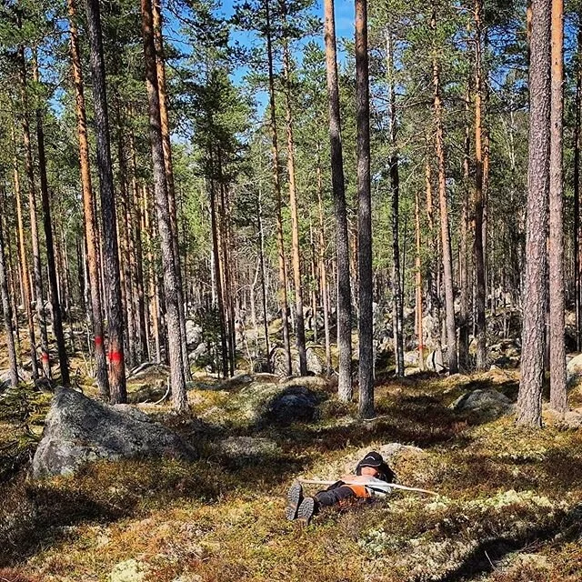 🌟There is always time for a nap! 🌟Det finns alltid tid att vila! 🇸🇪 I dagarna följde vi med @guidefathers och @nmarcusgard ut i de djupa skogarna för att återupptäcka en gammal vandringsled. Vi vandrade i skön takt, fick tid för att vila i 