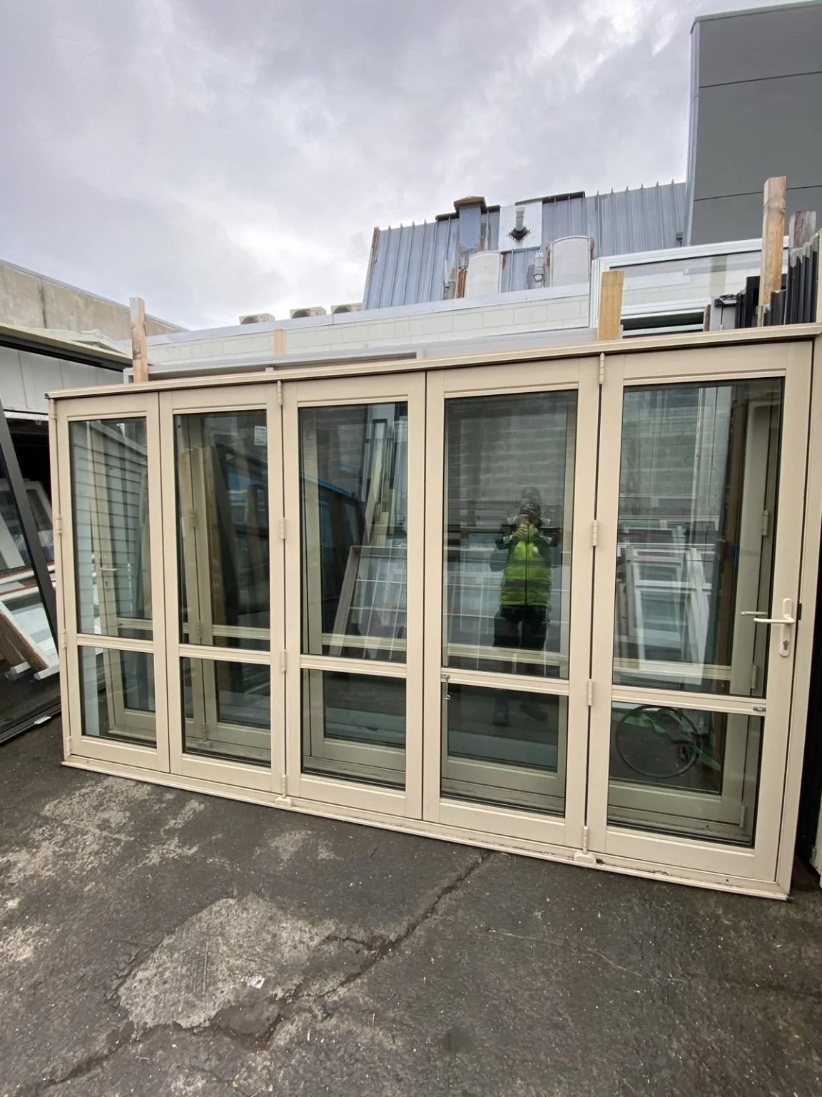 TM854 Desert Sand Alu Double Glazed Bifold Door 3510x2080.jpg