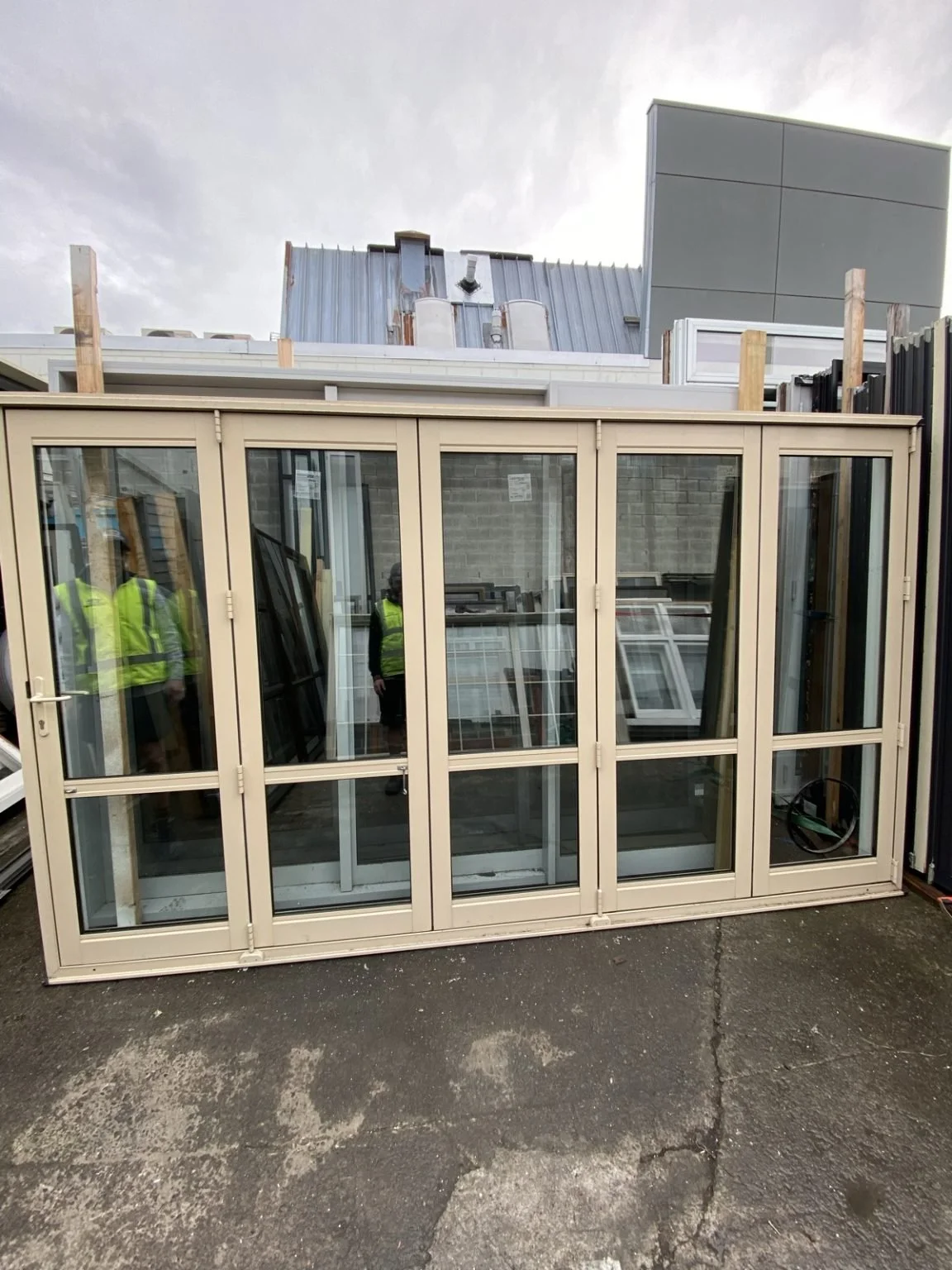 TM853 Desert Sand Alu Double Glazed Bifold Door 3515x2080.jpg