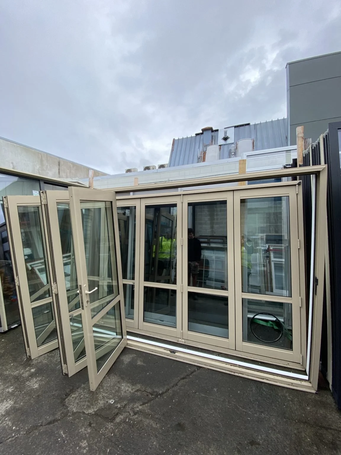 TM854 Desert Sand Alu Double Glazed Bifold Door 3510x2080 1.jpg