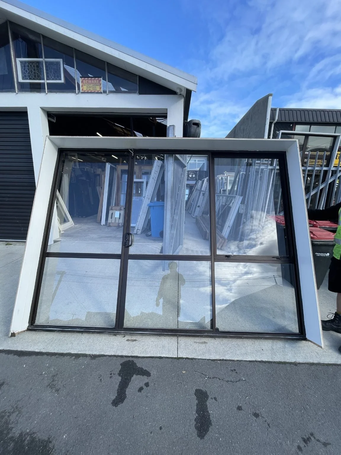 TM456 Bronze Alu Single Glazed Ranch Slider 3005x2225 1.jpg