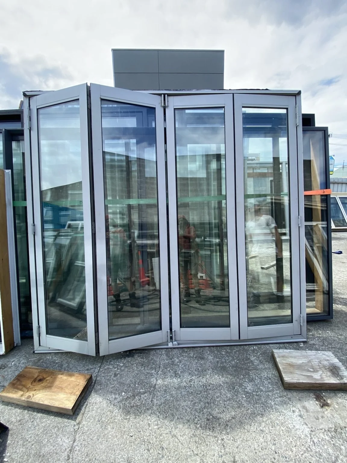 TM3250 Pearl Silver Alu Double Glazed Bifold Door 2610x2415.jpg