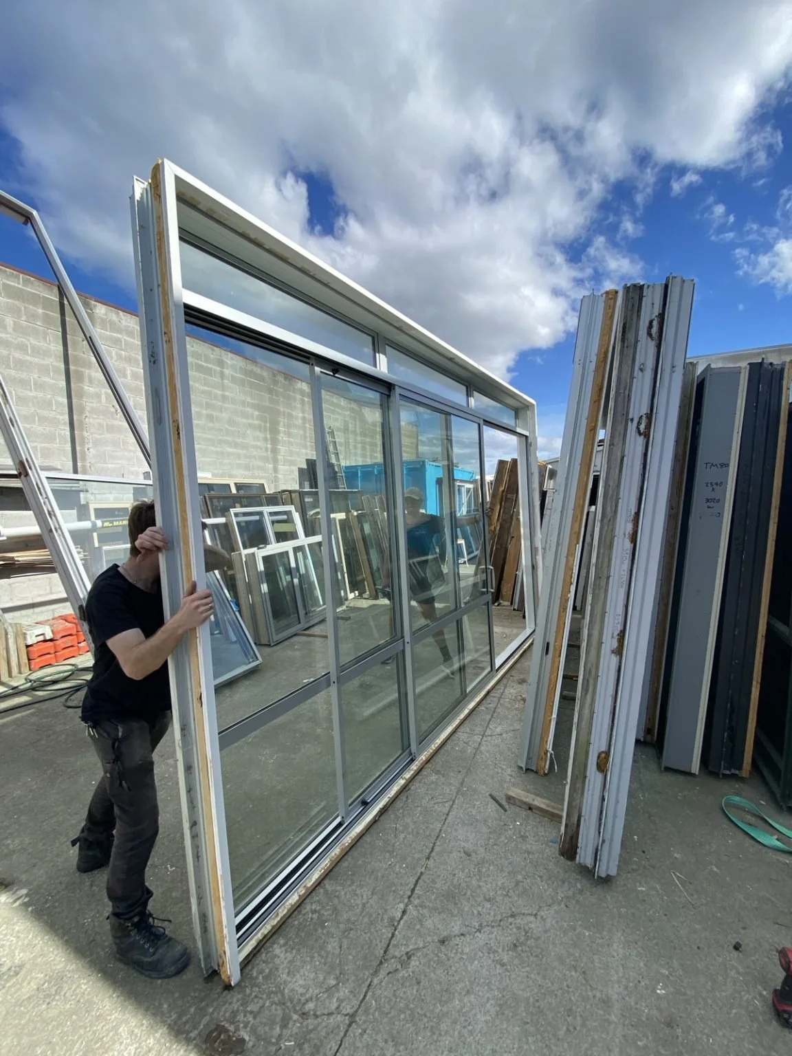 TM9031 Pearl Silver Alu Double Glazed Triple Stacker 3915x2430 1.jpg