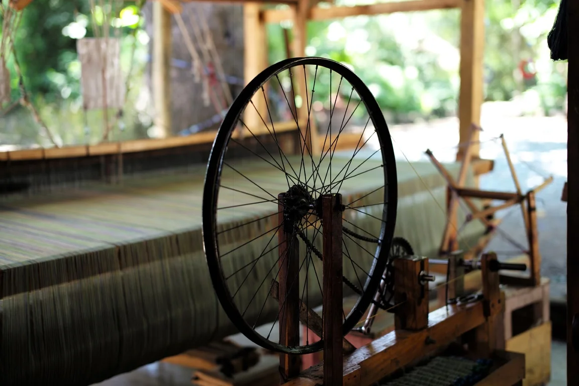 Å KARDA OG SPINNA — Syng sammen!