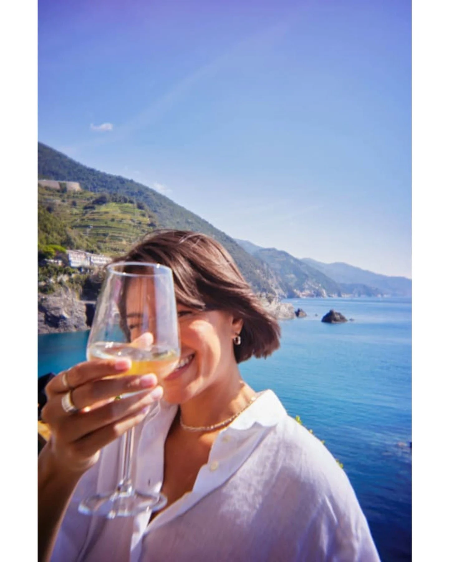 🇮🇹✨ Experience the magic of Italy! Picture a beautiful day filled with laughter and relaxation as you sip on exquisite wine while taking in breathtaking ocean views. Whether you&rsquo;re exploring charming coastal towns or enjoying a leisurely afte