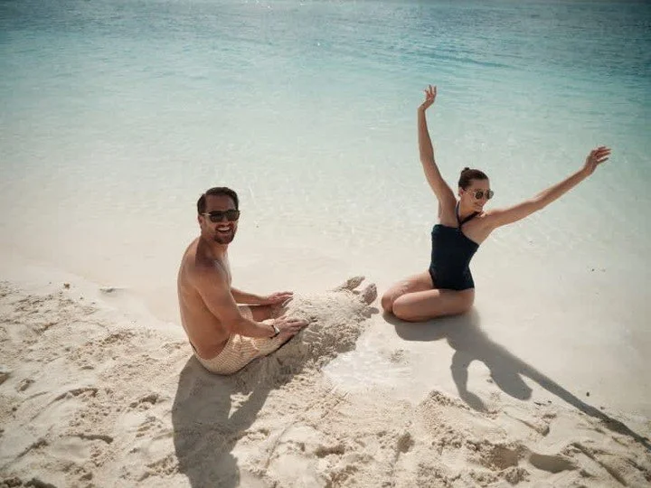 🌴☀️ Escape to the stunning Caribbean, where the Bahamas await! Picture yourself sitting on the soft sand, soaking up the sun, and enjoying every moment of relaxation and fun. With crystal-clear waters and a tropical breeze, this is the ultimate dest