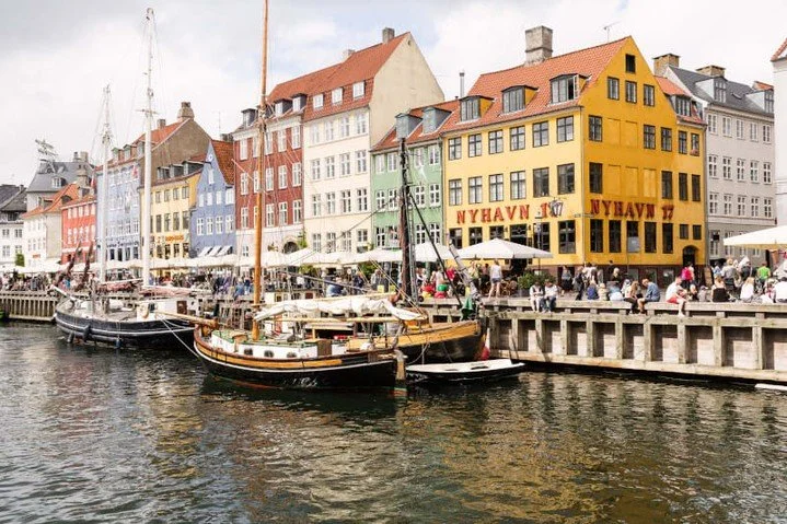 🇩🇰✨ Discover the enchanting beauty of Copenhagen, Denmark! This vibrant city is known for its stunning architecture, picturesque canals, and colorful buildings that create a charming atmosphere at every turn. Explore the rich culture and history of