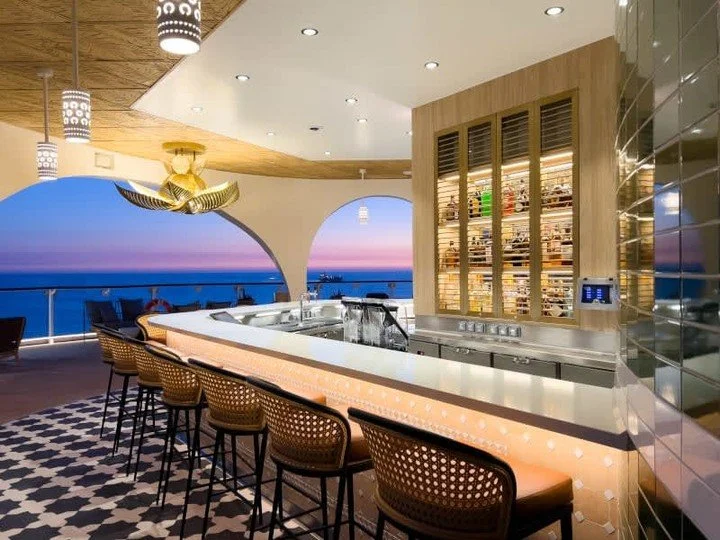 🌅🍹 Unwind at the Sunset Bar aboard the Celebrity Beyond, where every evening is a celebration of breathtaking sunsets and stunning ocean views! Enjoy a refreshing cocktail in a chic and contemporary setting, perfect for lounging with friends or tak