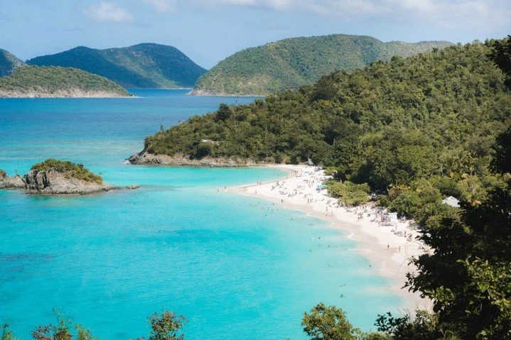 Crystal‑clear turquoise water, powder‑soft sand, and one of the most breathtaking bays in the Caribbean - Trunk Bay in St. John is pure paradise. 🌴💙
Sailing here with Celebrity Cruises means waking up to views just like this, enjoying modern luxury