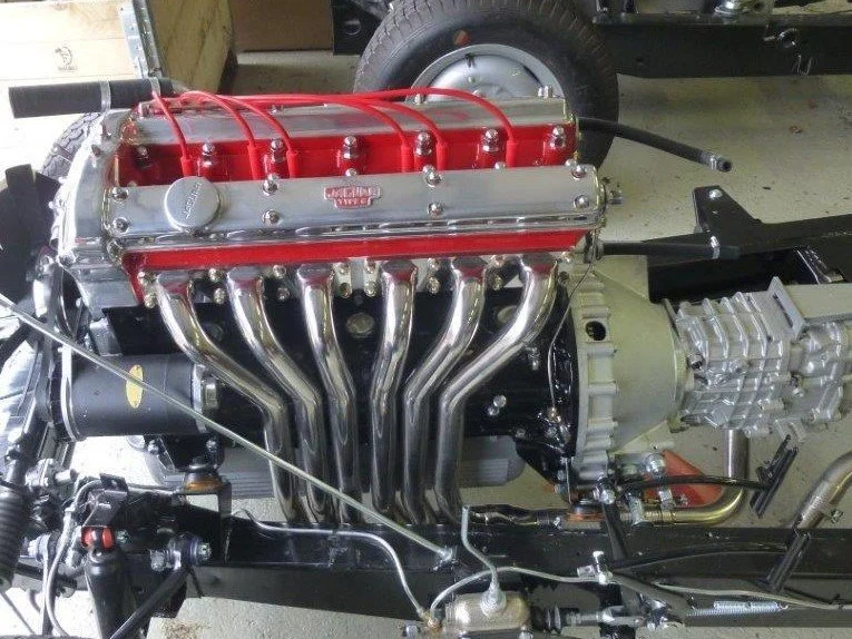 Jaguar XK engine with Classicfabs long manifold