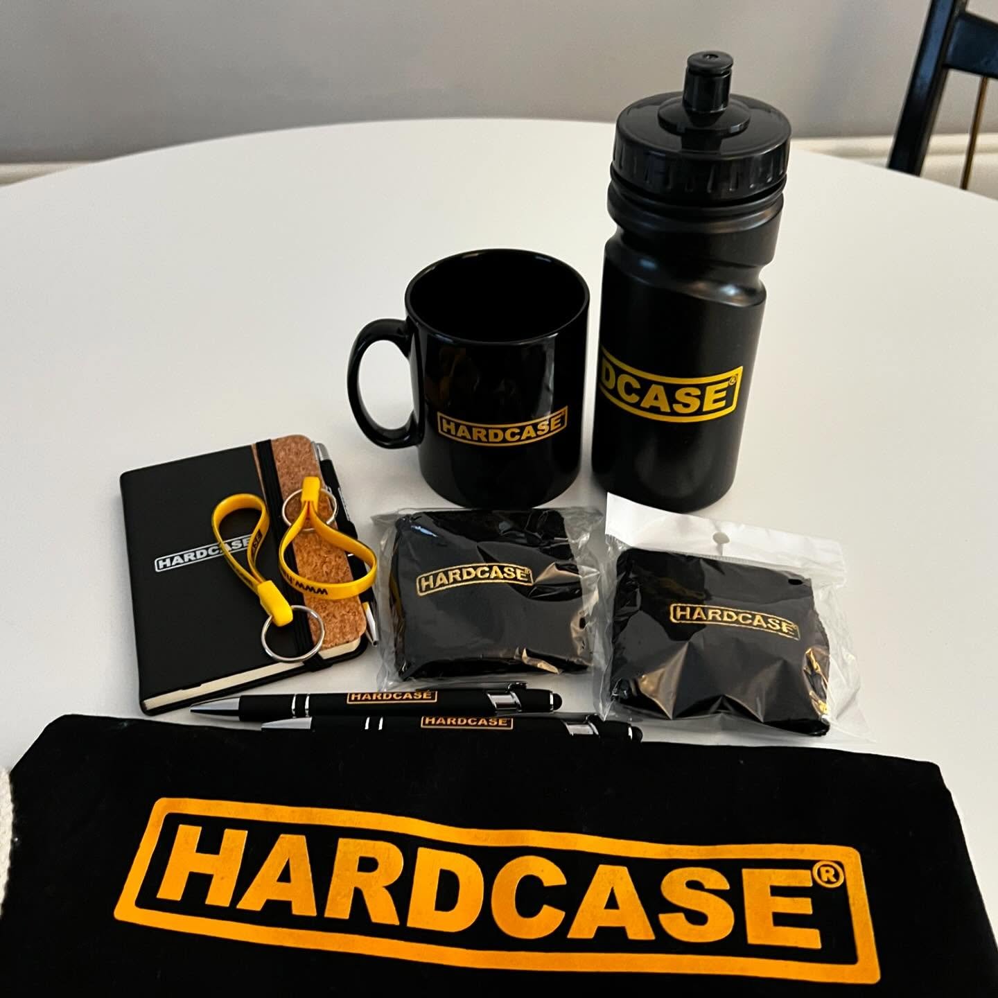 Big thanks to Dave from @hardcase_drum_cases for sorting out these goodie bags for me and @georgepickeringdrums 

Of course it all had to be inspected thoroughly by Billy 🐈&zwj;⬛

165 episodes of @drumanddrummerpodcast is finally paying off 😉