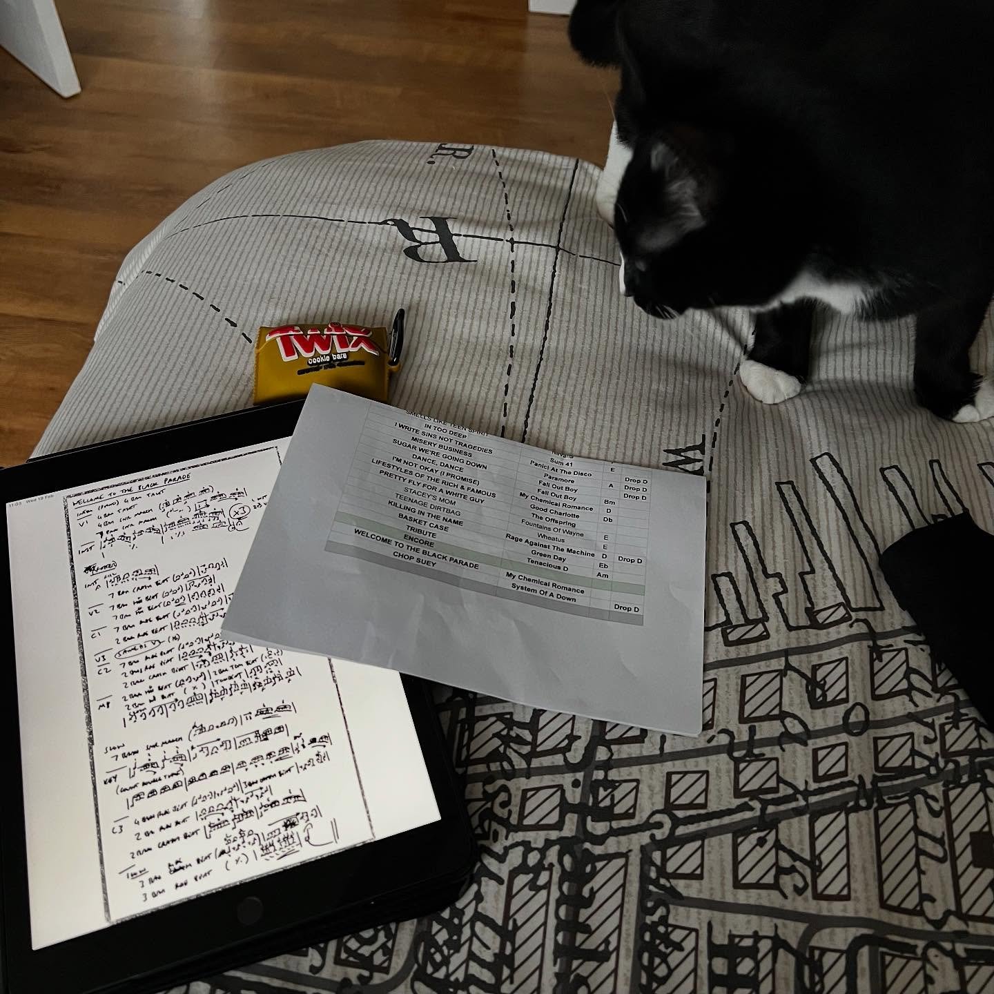 Gig tonight up in Hitchen with @freshmanyearband and Billy is helping check through the set one final time. 

#drummer #drummerlife #functionband #weddingband #gig #poppunkwedding