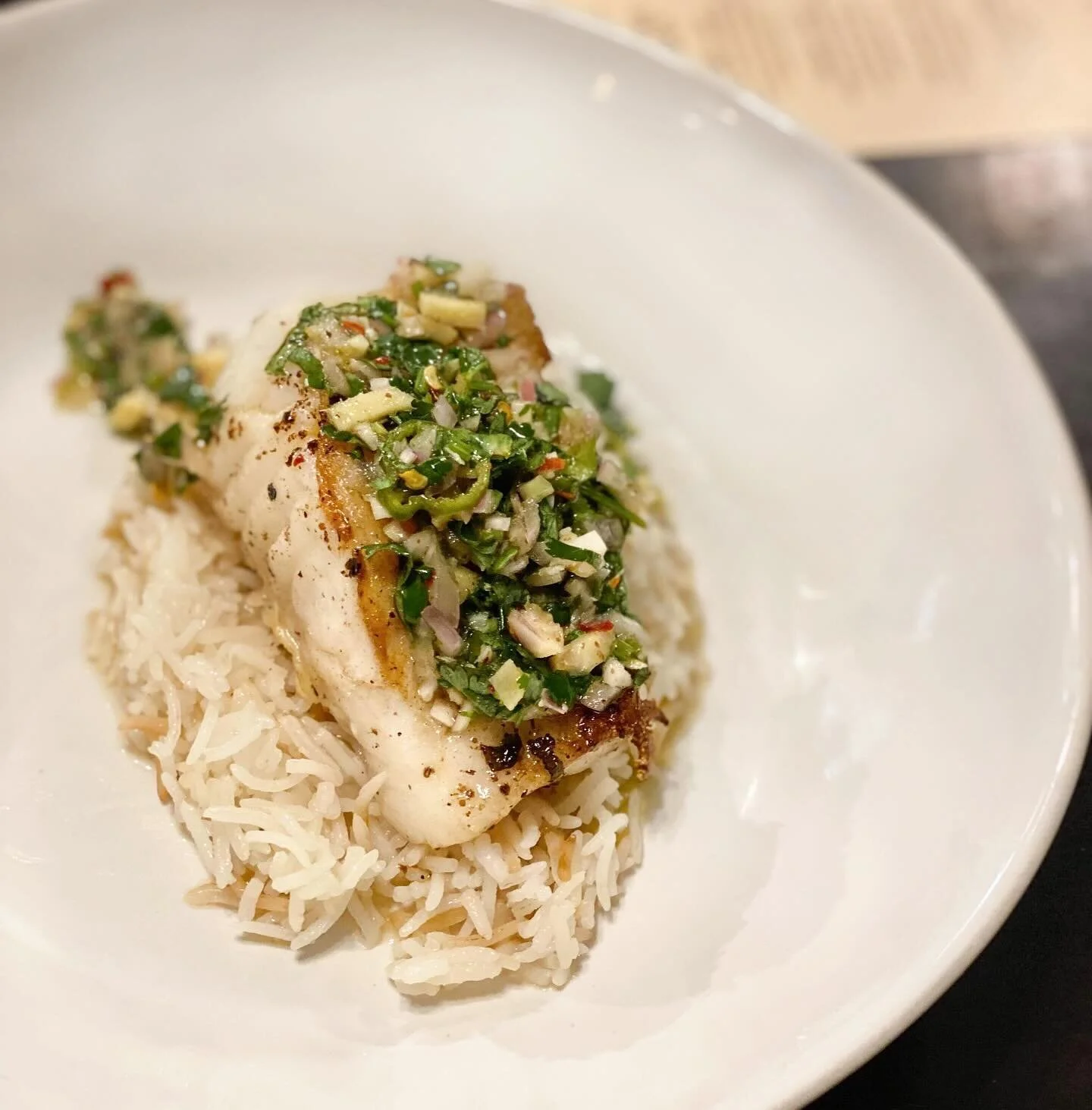 This is one the staff is raving about 🐠
.
The Fresh Catch this week is a Thai ginger broiled Sea Bass topped with cilantro and lime on a bed of basmati rice.
.
Stop in or make your reservation by clicking RESERVE in our profile because we have a new
