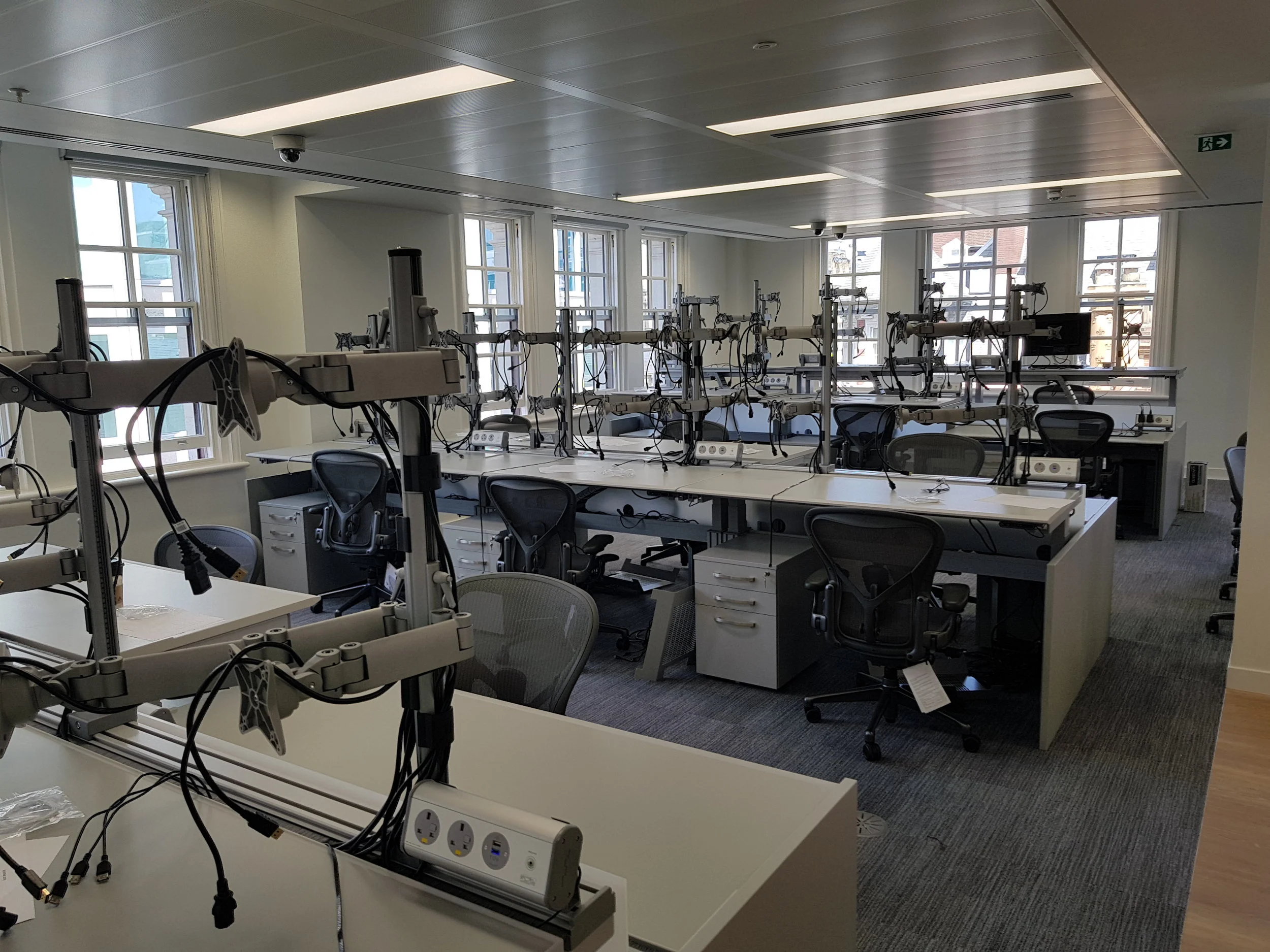 Continuum Trading Desks with SmartArm and Technology Links units