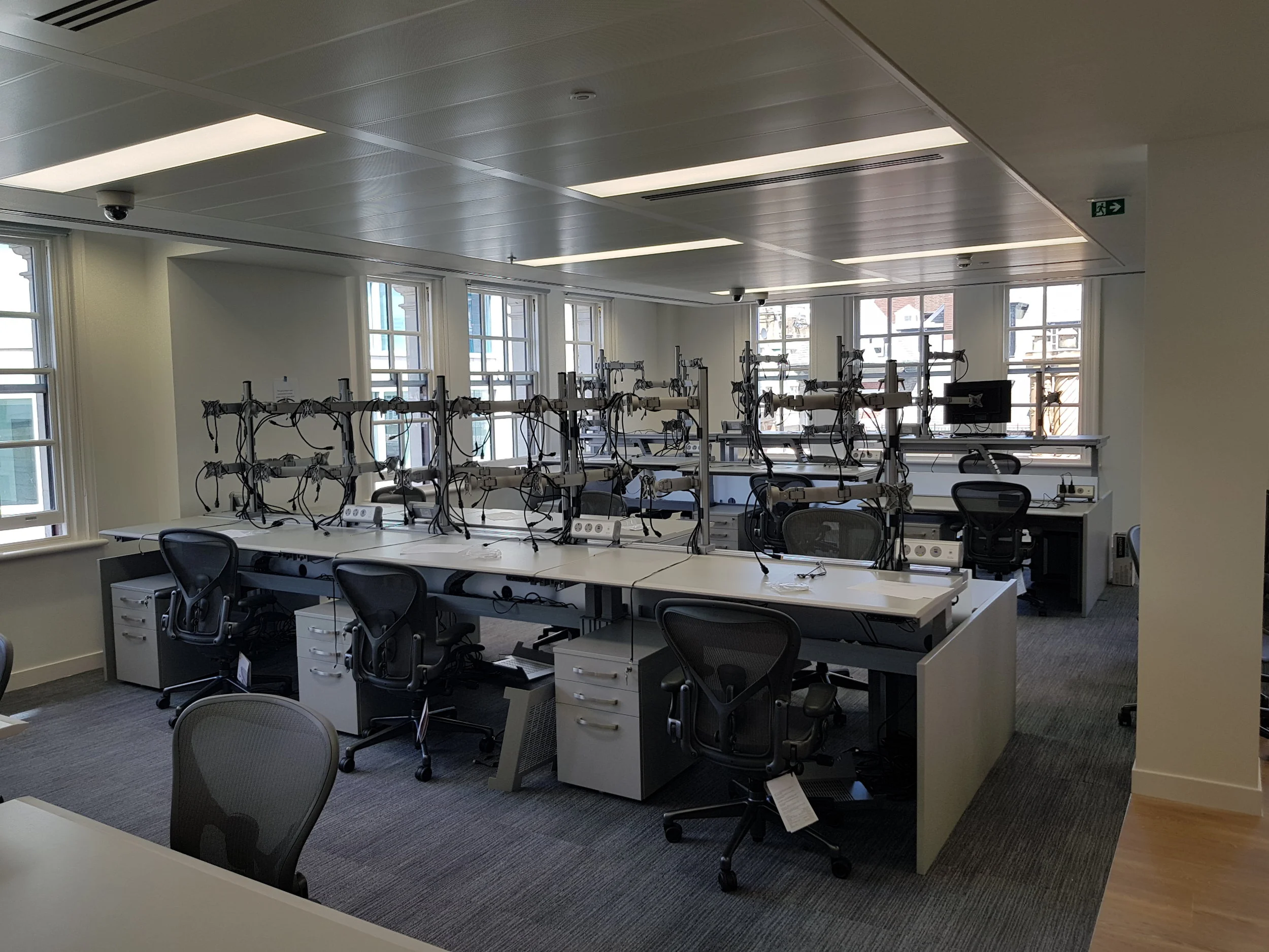 Continuum Trading Desks with SmartArm and TL Units