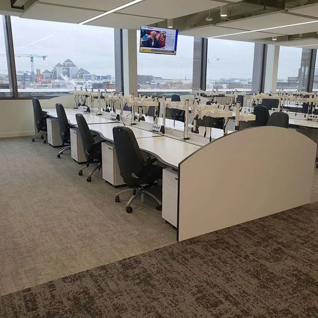 Incorporating a sleek all-white finish, Technology Desking fitted out this floor of a multinational bank with our dT9 Trading Desks, as well as our very own SmartArm monitor arms and Technology Links desktop solutions.
Are you looking to revamp your workspace? Click the link in our bio to contact the experts today. .
.
.
.
#workspacewednesday #interiordesign #deskinspo #officesnapshots #deskgoals #trading