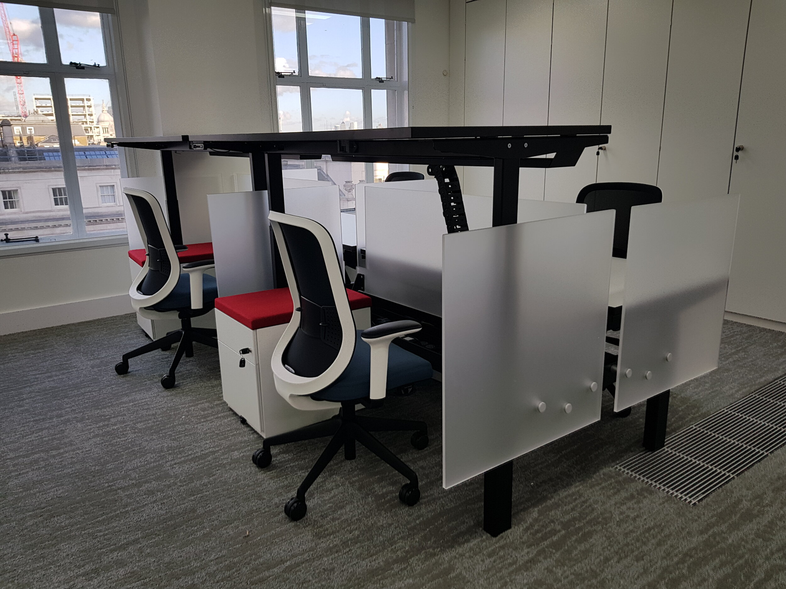 Sit-Stand Desks For Your Office | Technology Desking™