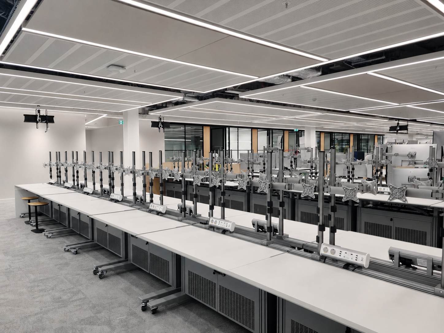 technology-desking-trading-desk-gallery-02.jpg