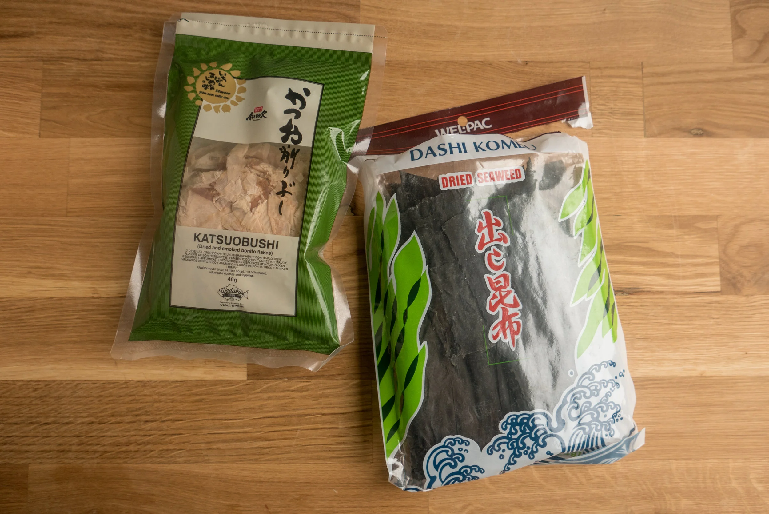 Сушена и пушена риба katsuobushi, сушени водорасли Kombu