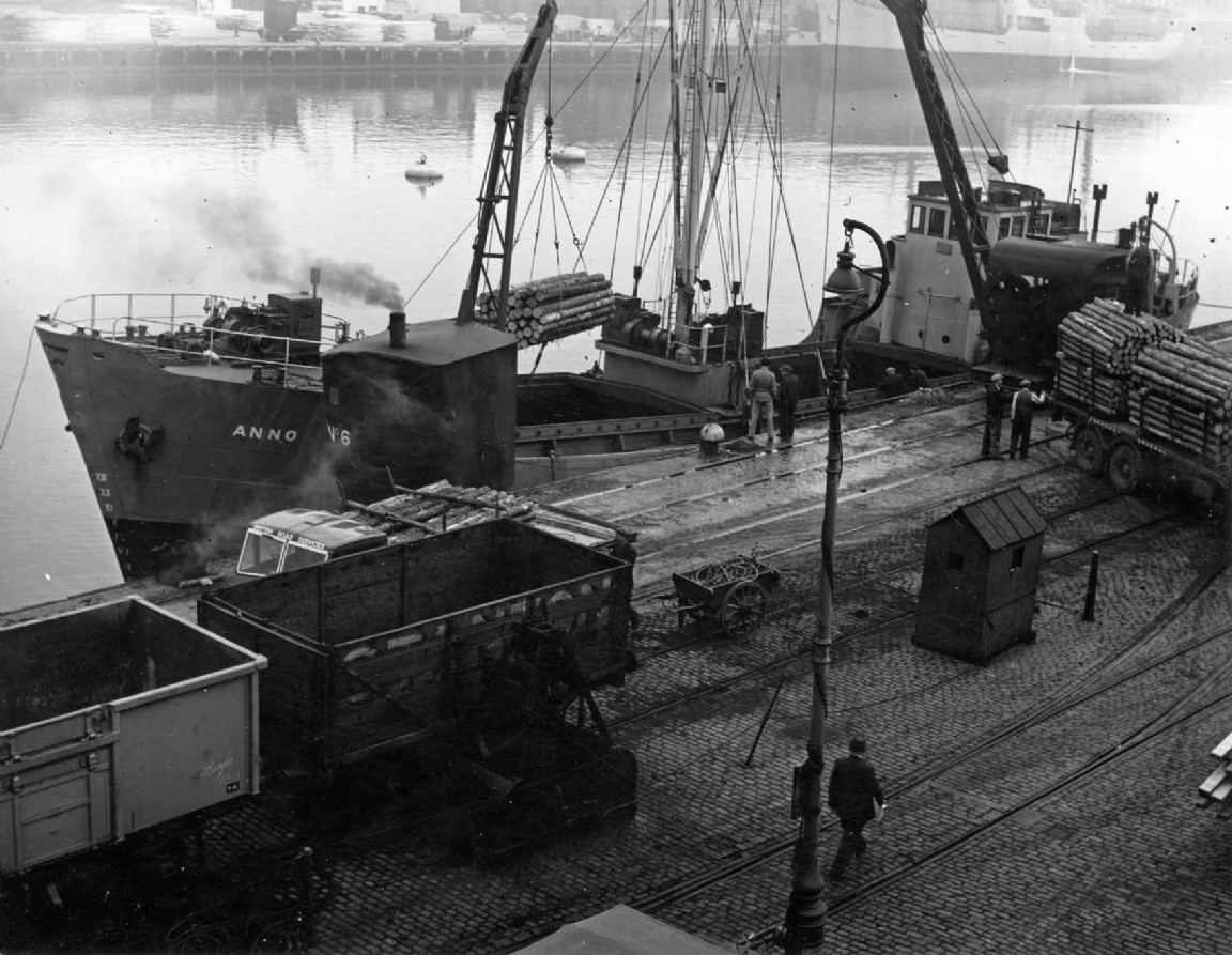 Timber cargo at Aberdeen harbour, 1954