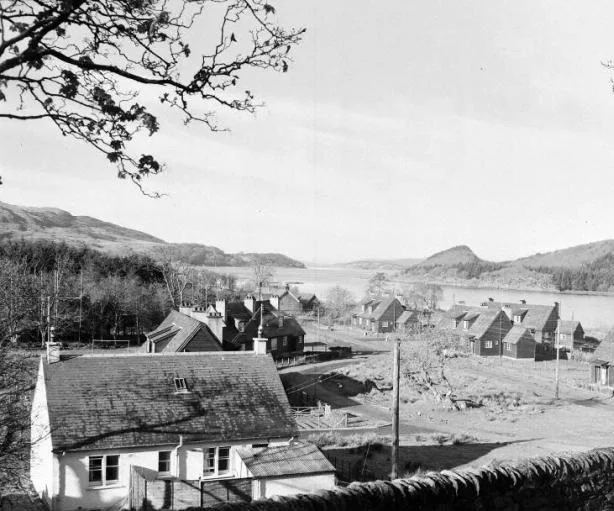 Achnamara houses by the lochside