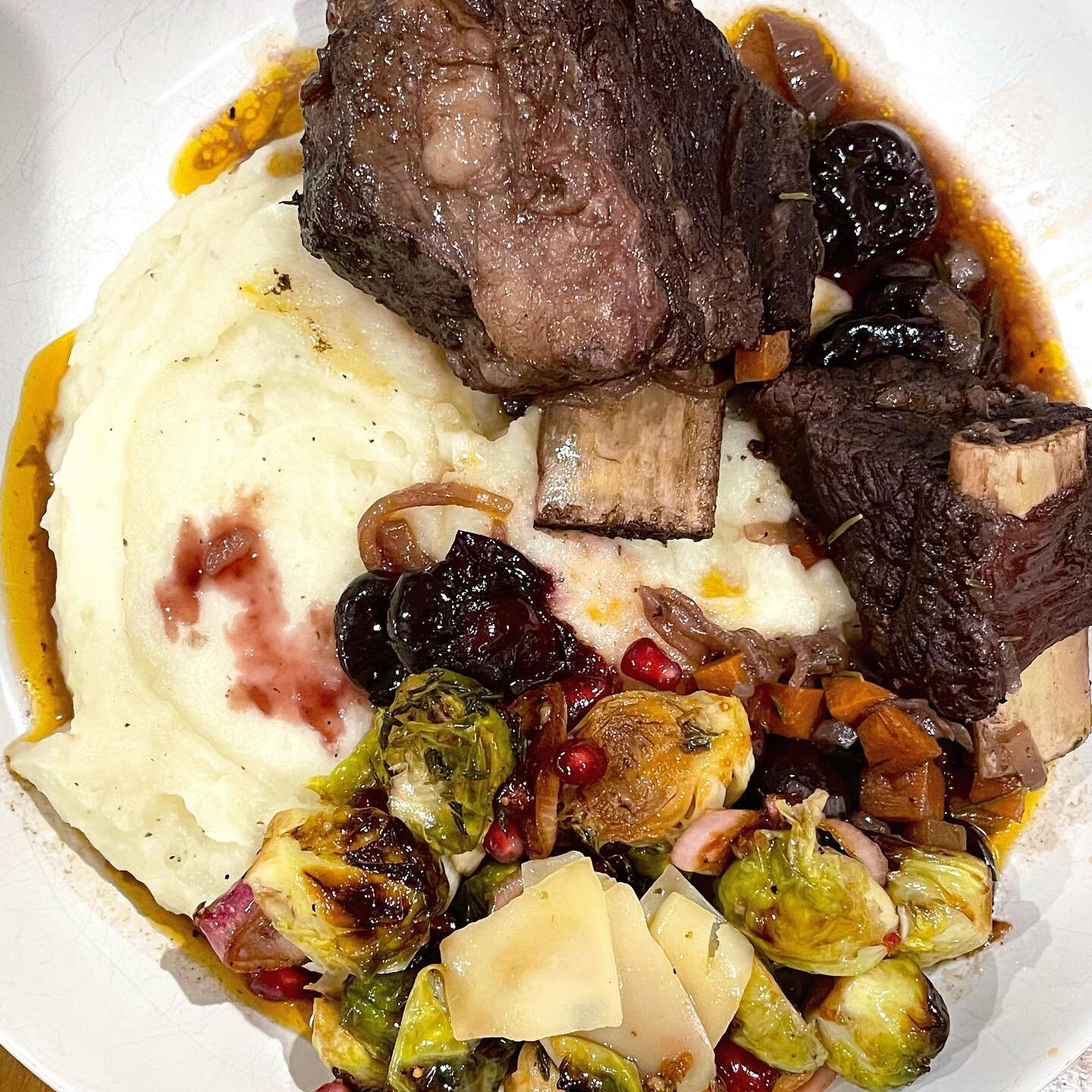 I&rsquo;m just here to tell you that this is a meal you want to eat!! This was our Valentine&rsquo;s Day Dinner - @kevmarks and I ended up staying in and jumping into the kitchen together to make this meal! 
.
@halfbakedharvest Red Wine Cranberry Bra