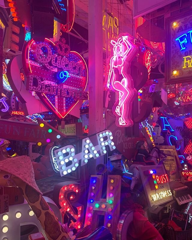 Exploring our corner of London today in Walthamstow with a pit stop at @godsownjunkyard and then the best tacos I&rsquo;ve ever had at @homiesondonkeys within @woodstreetindoormarket 🌮 &bull;
&bull;
&bull;
&bull;
#interiordesign #weekend #lighting #