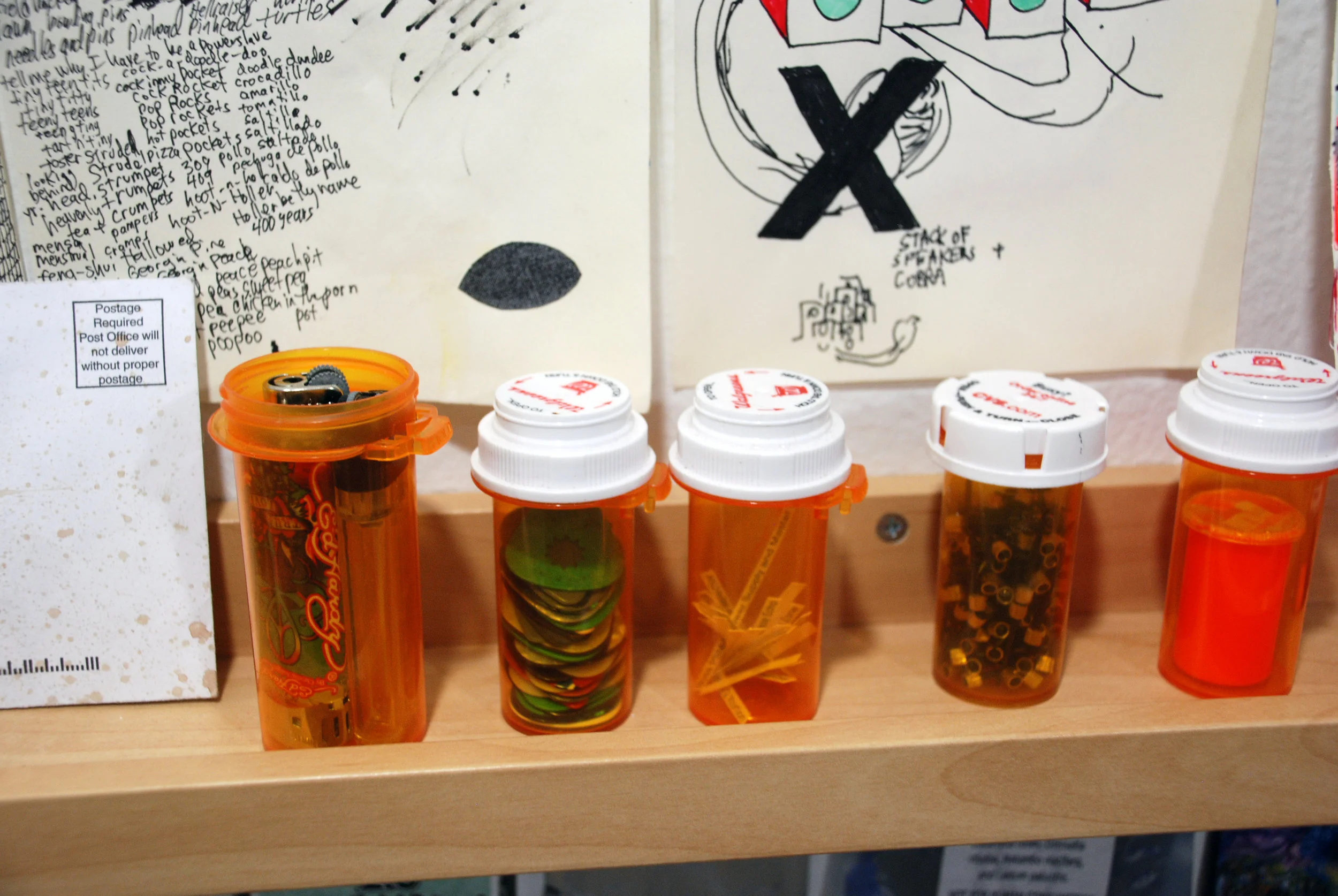longshelf_bottles_l.jpg