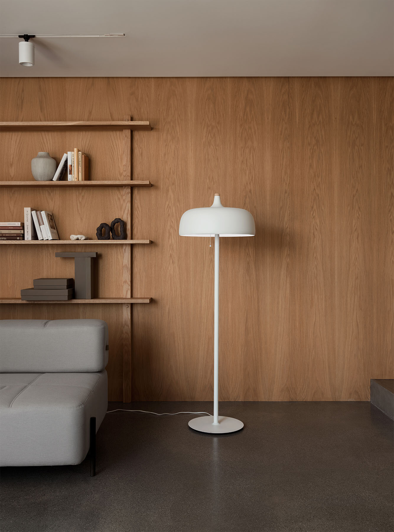 Acorn_floor_lamp_white_w_sofa_Northern_Photo_Einar_Aslaksen_Low-res (1).jpg