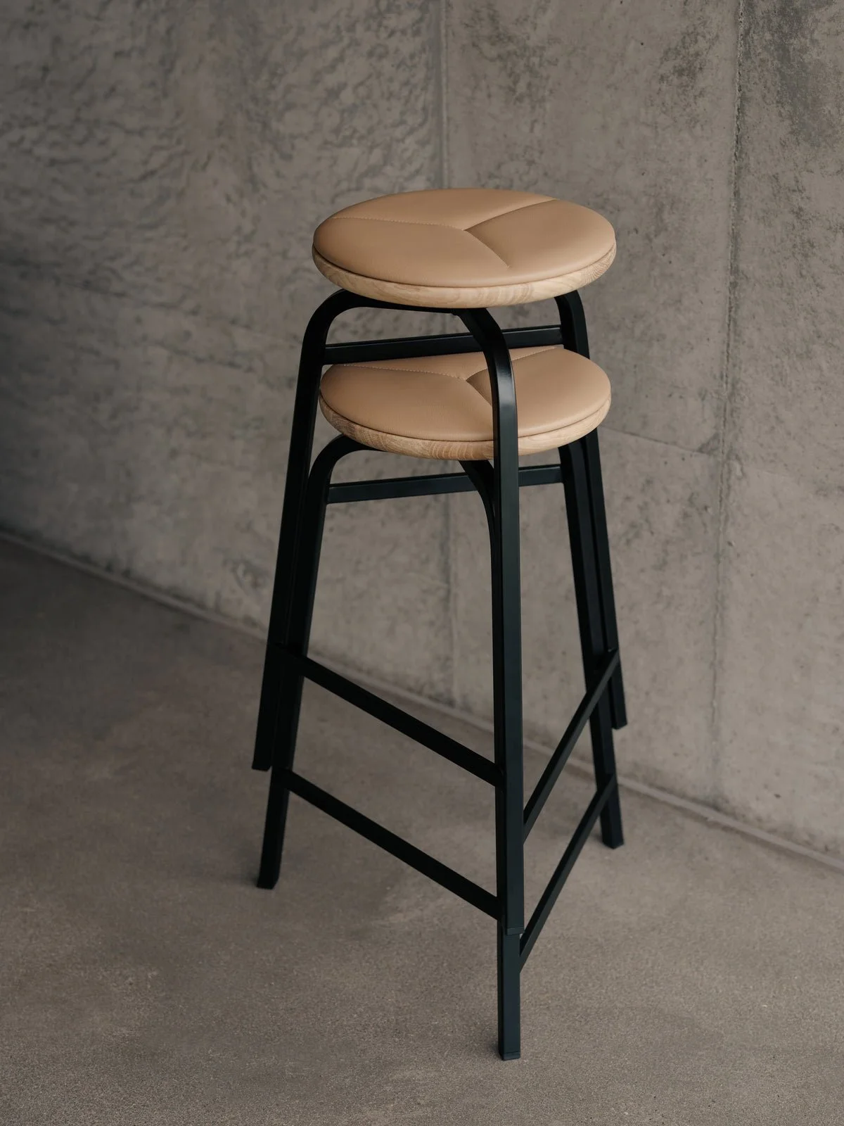 1200x_Treble_bar-stool_black_light-oak_leather_stack_Northern_Ph_Einar_Aslaksen_High-res.jpg