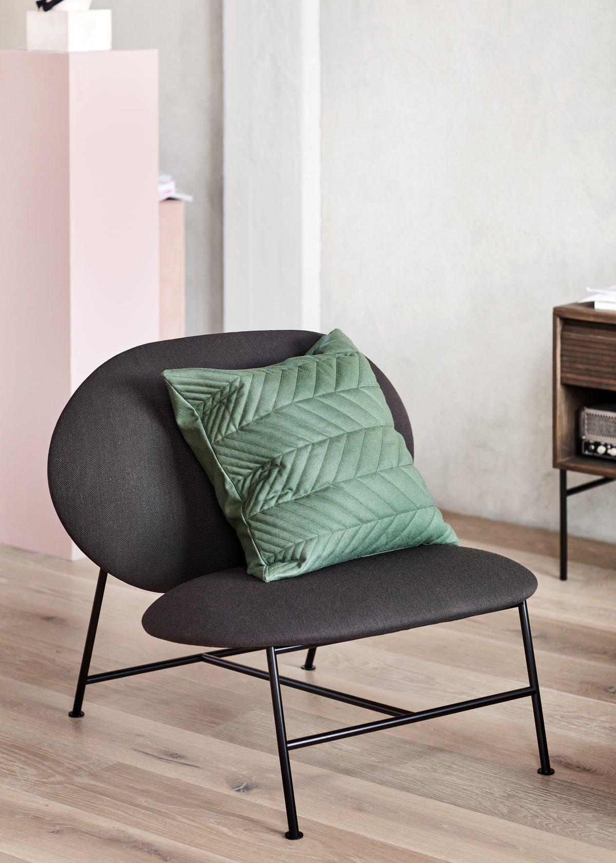 1200x_Oblong_lounge_chair_dark_grey_with_Case_-_Northern_Photo_Chris__Tonnesen_-_High_res.jpg