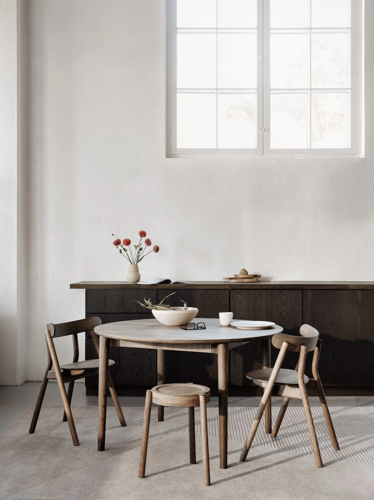 1200x_Expand_dining_table_120_smoked-oak_Northern_Ph_Einar_Aslaksen_High-res_3d9a0c39-3933-47fc-b961-e8df7c61d3cc.jpg
