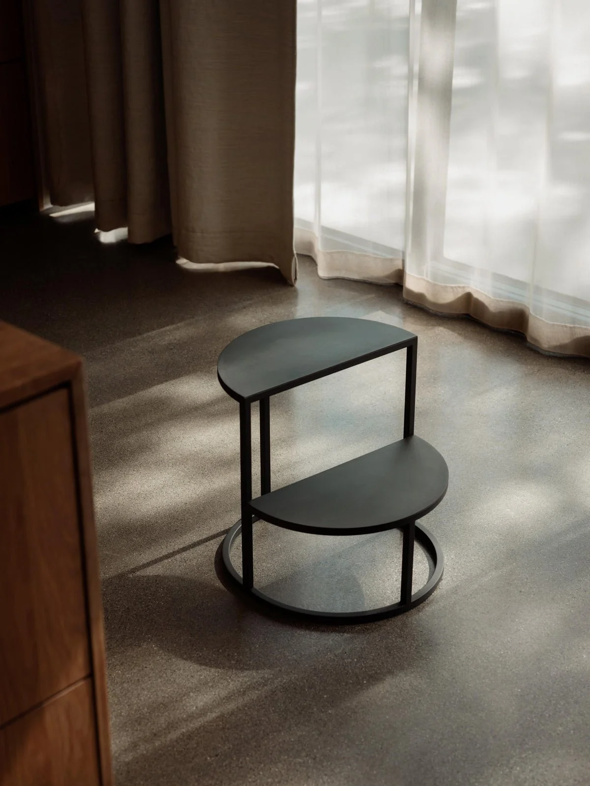 1200x_Dais_step-stool_black_top_view_kitchen_Northern_Photo_Einar_Aslaksen_High-res.jpg