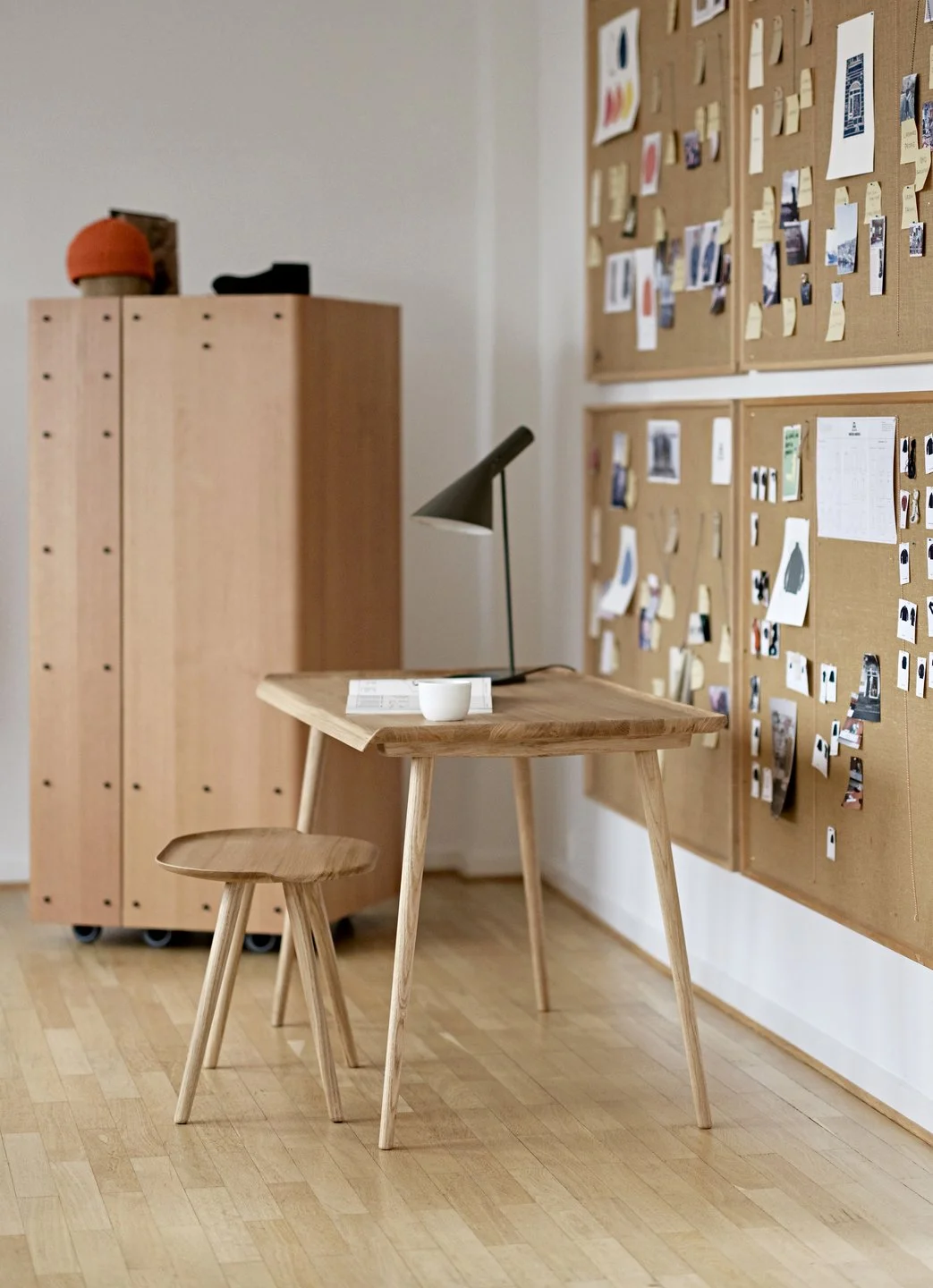 Aakande Desk_Stool 4 Legs_A+A_06.jpg