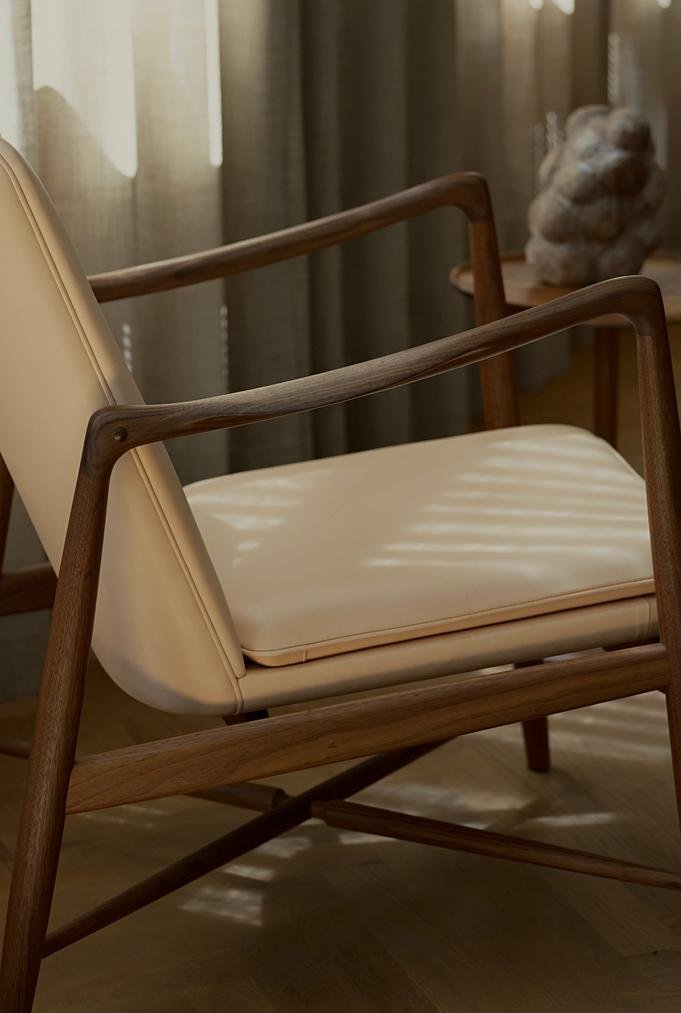 The Fireplace Chair_Walnut_Vegetal Natur Leather_01.jpg