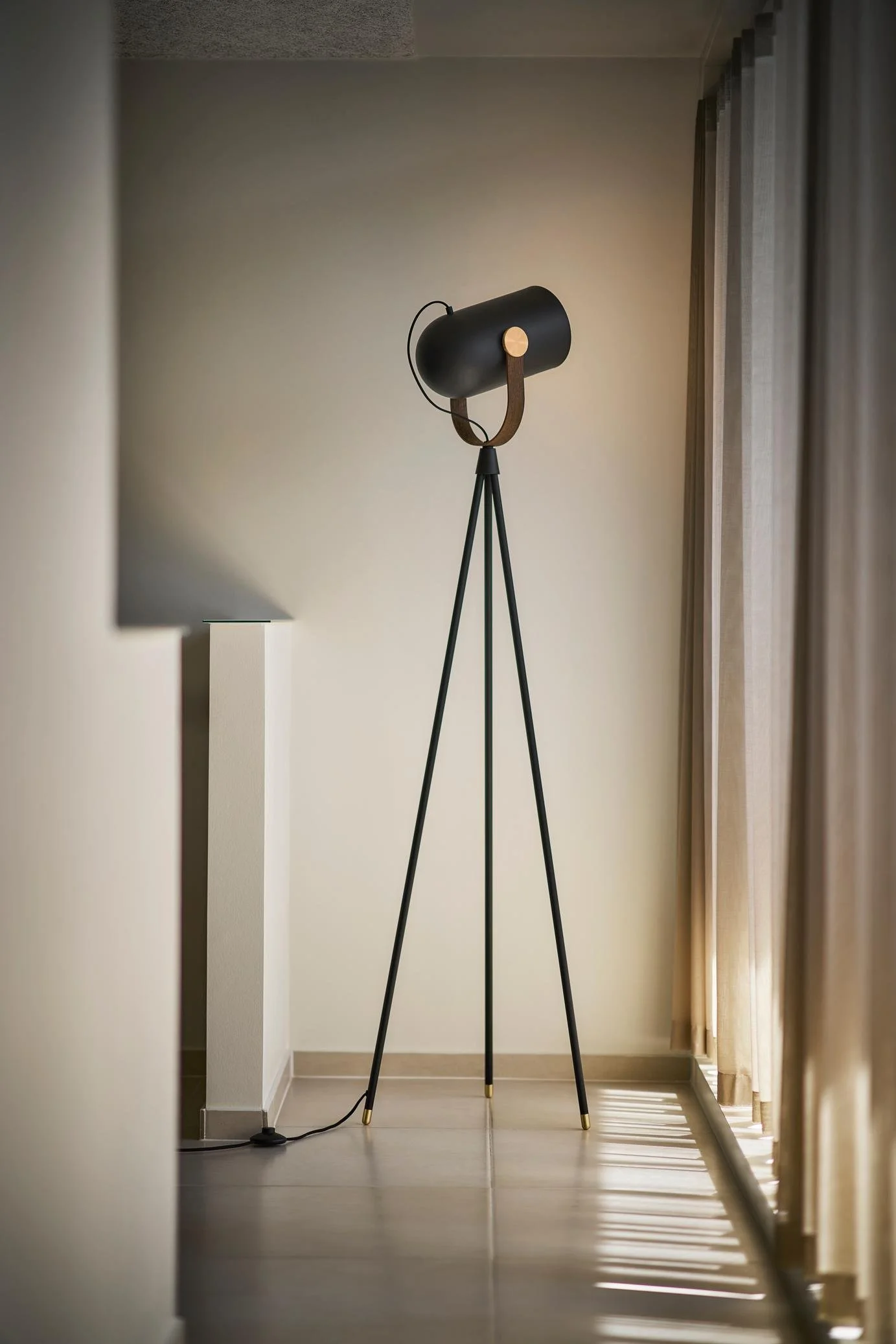 LeKlint362MBSOBR_Carronade_II_floorlamp_black_smokedoak_brass_lifestyle2.jpg