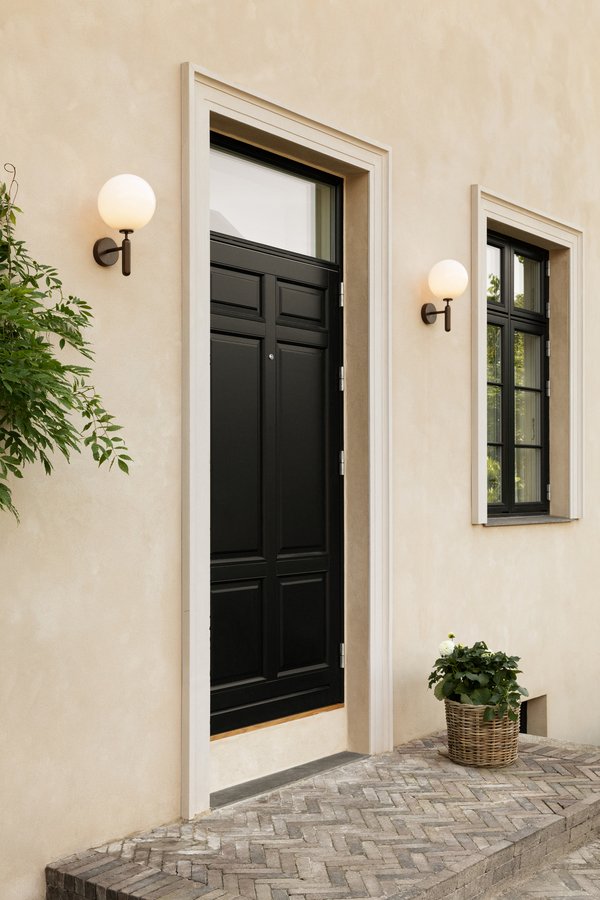 Nuura_Miira Wall Outdoor Dark Bronze-Opal_lifestyle_1.jpg